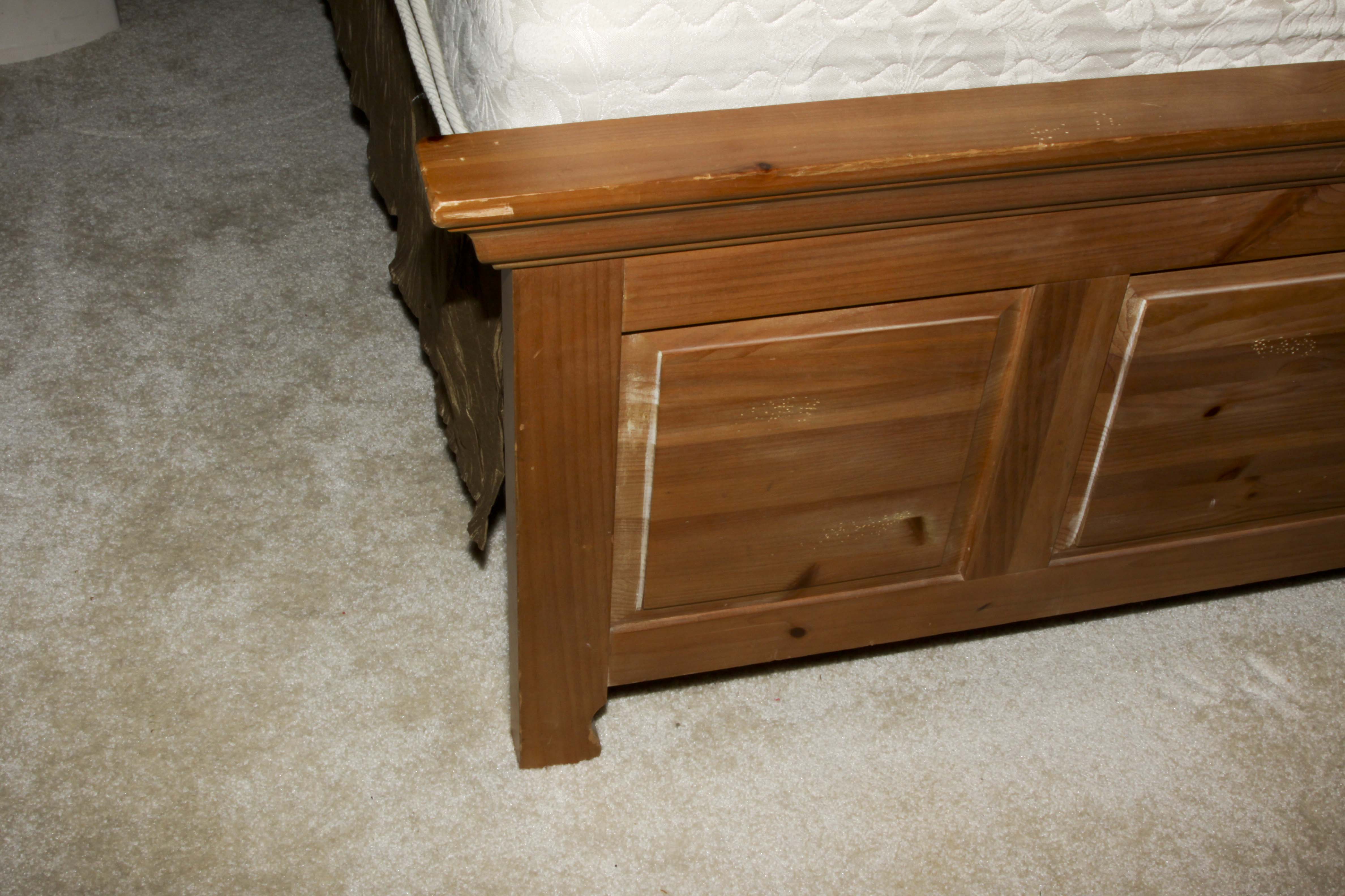 Broyhill Fontana Pine Queen-Size Bed Frame