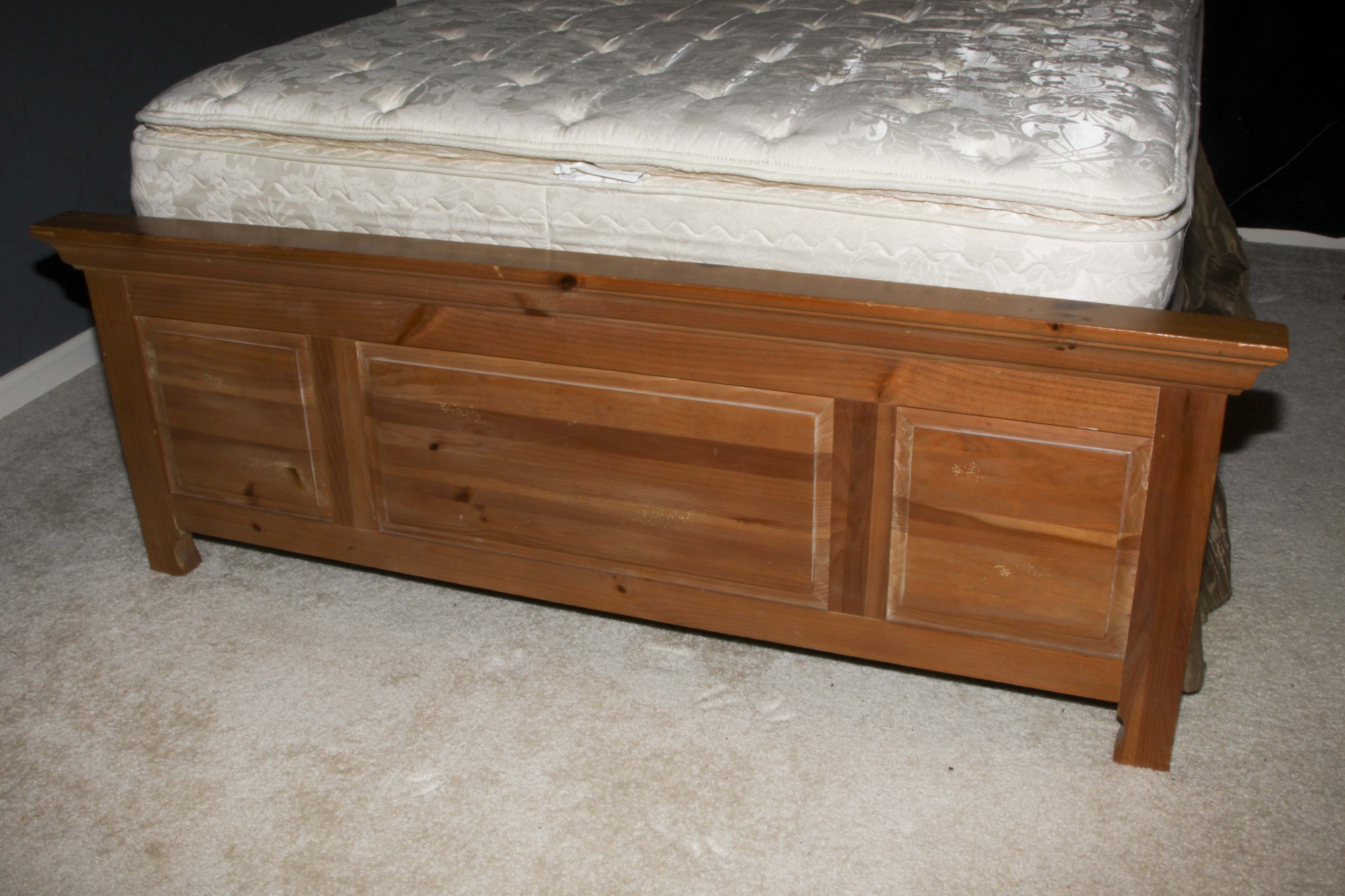 Broyhill Fontana Pine Queen-Size Bed Frame