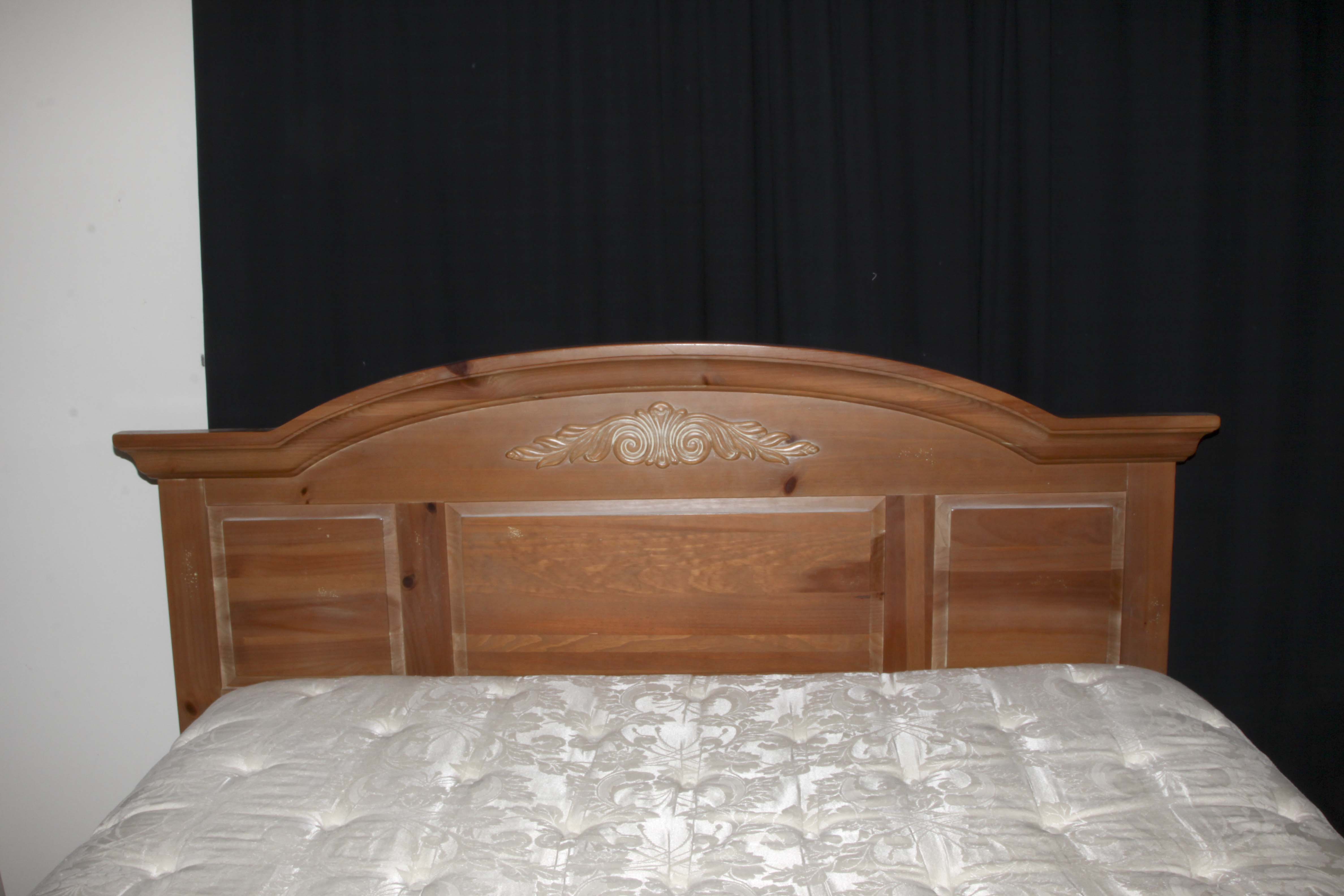 Broyhill Fontana Pine Queen-Size Bed Frame