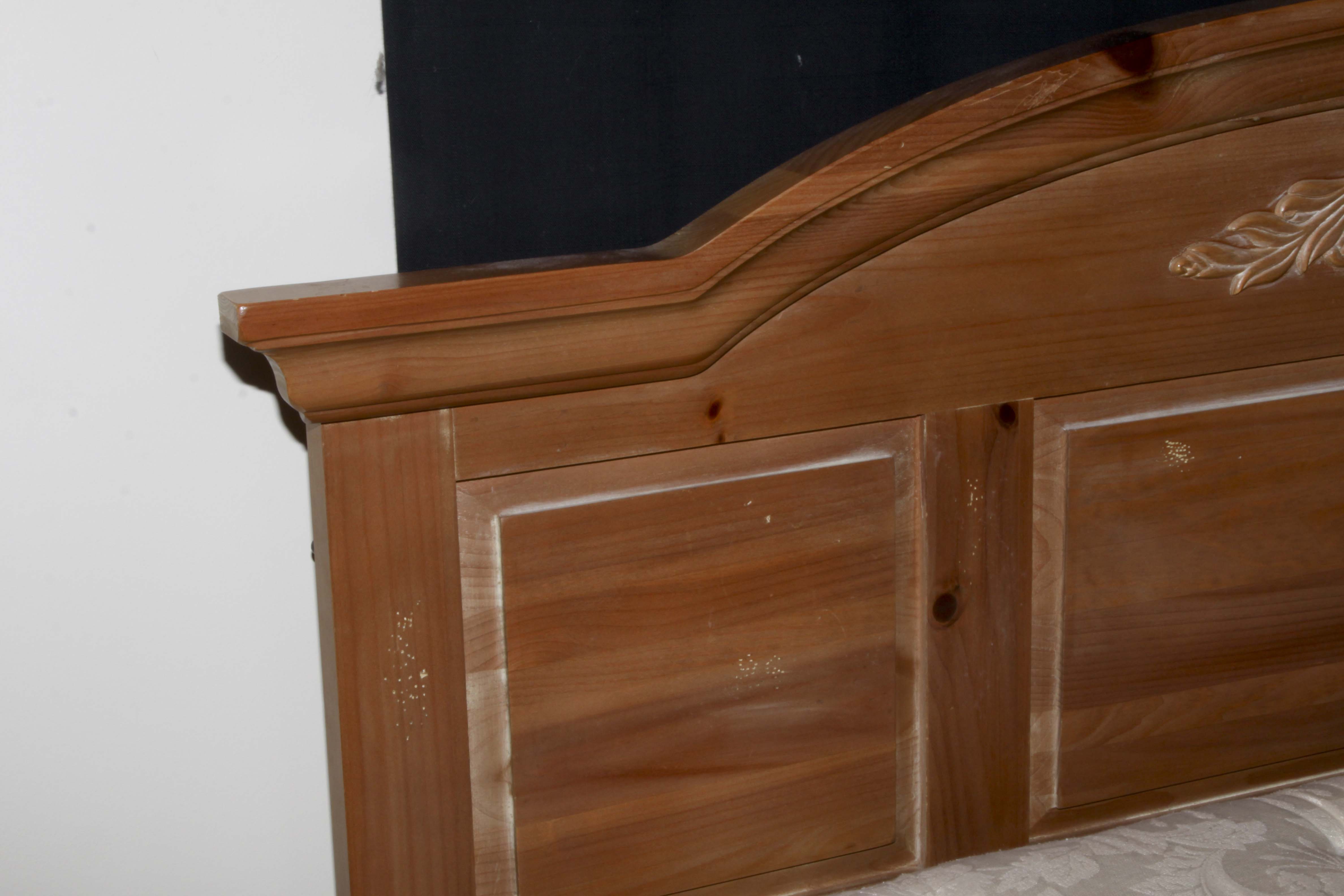 Broyhill Fontana Pine Queen-Size Bed Frame