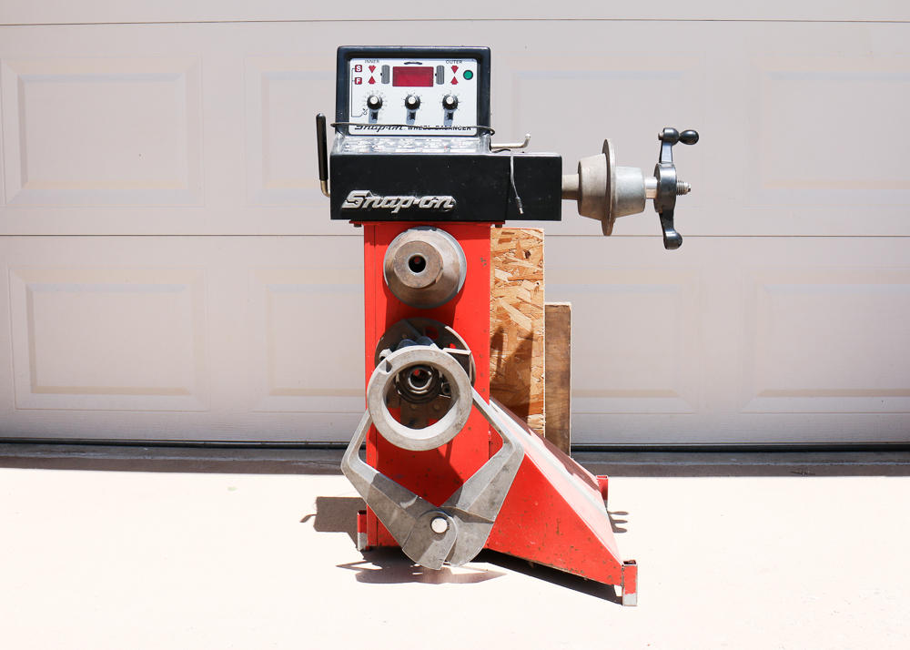 Snap-On Wheel Balancer with Accessories