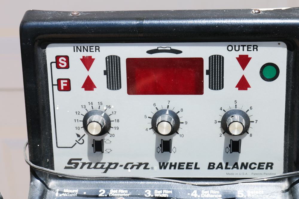 Snap-On Wheel Balancer with Accessories