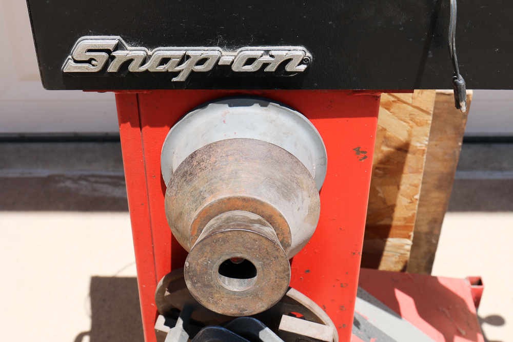 Snap-On Wheel Balancer with Accessories