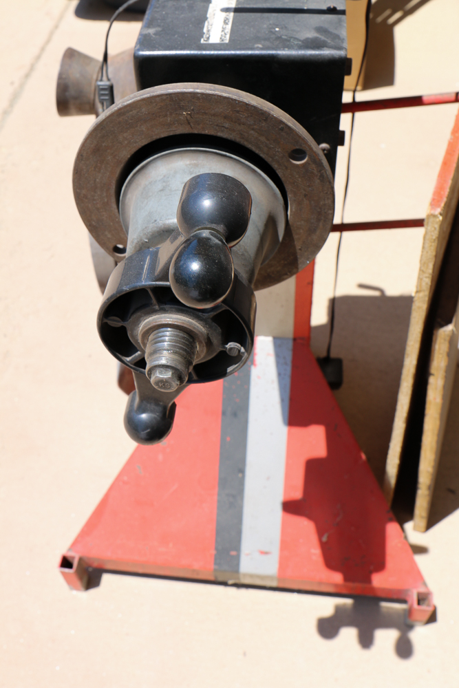 Snap-On Wheel Balancer with Accessories