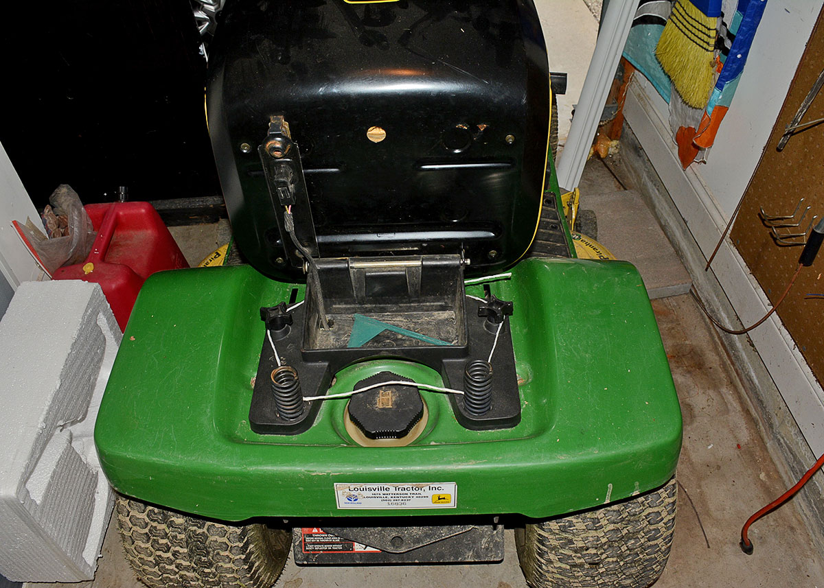 John Deere LX188 Riding Lawn Mower with Piranha 44" Mulching Deck