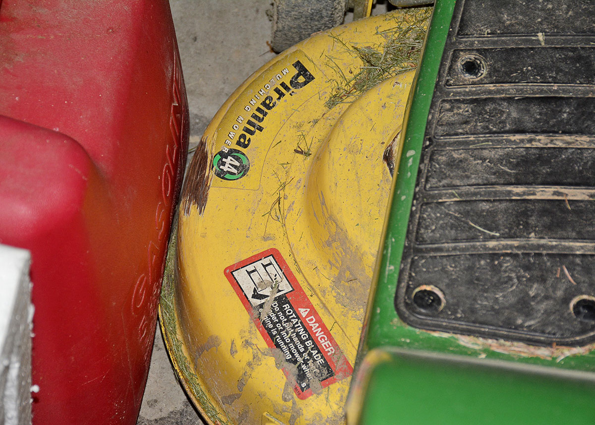 John Deere LX188 Riding Lawn Mower with Piranha 44" Mulching Deck