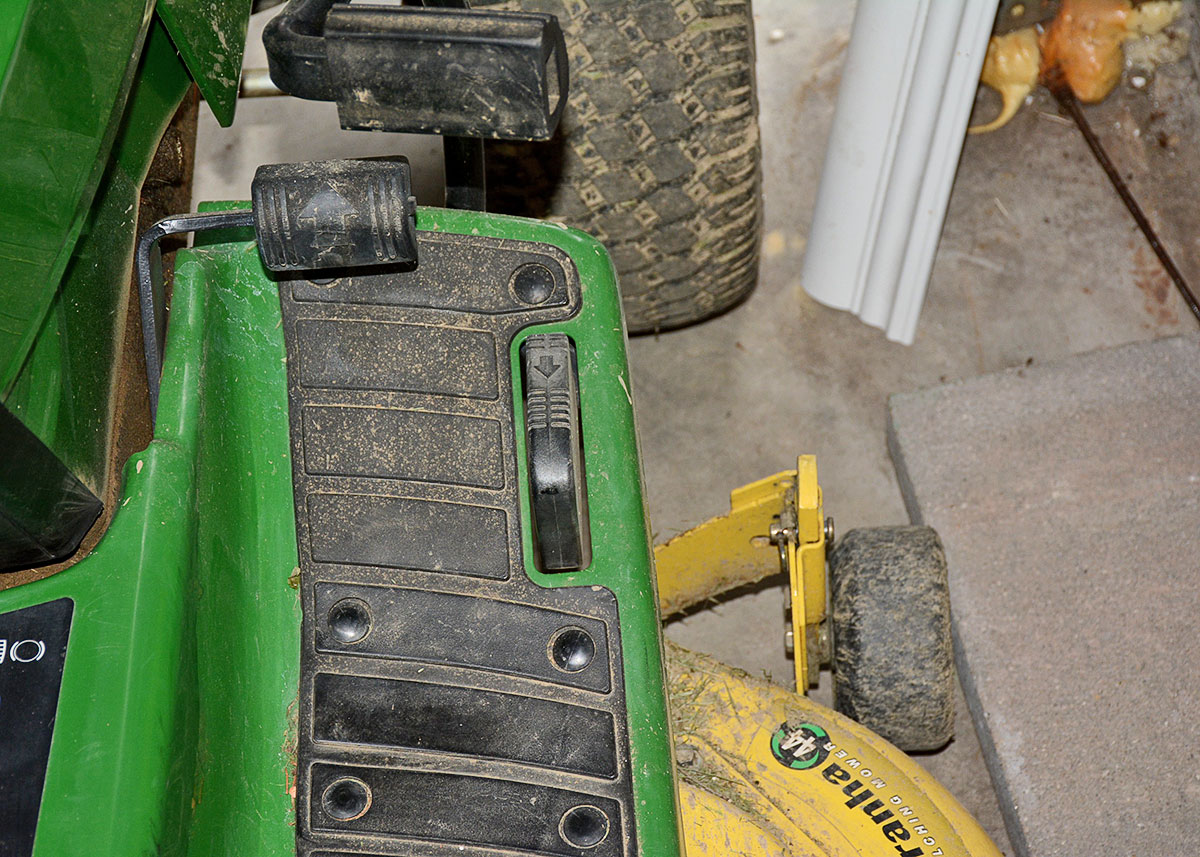 John Deere LX188 Riding Lawn Mower with Piranha 44" Mulching Deck