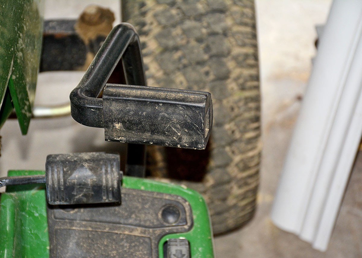 John Deere LX188 Riding Lawn Mower with Piranha 44" Mulching Deck