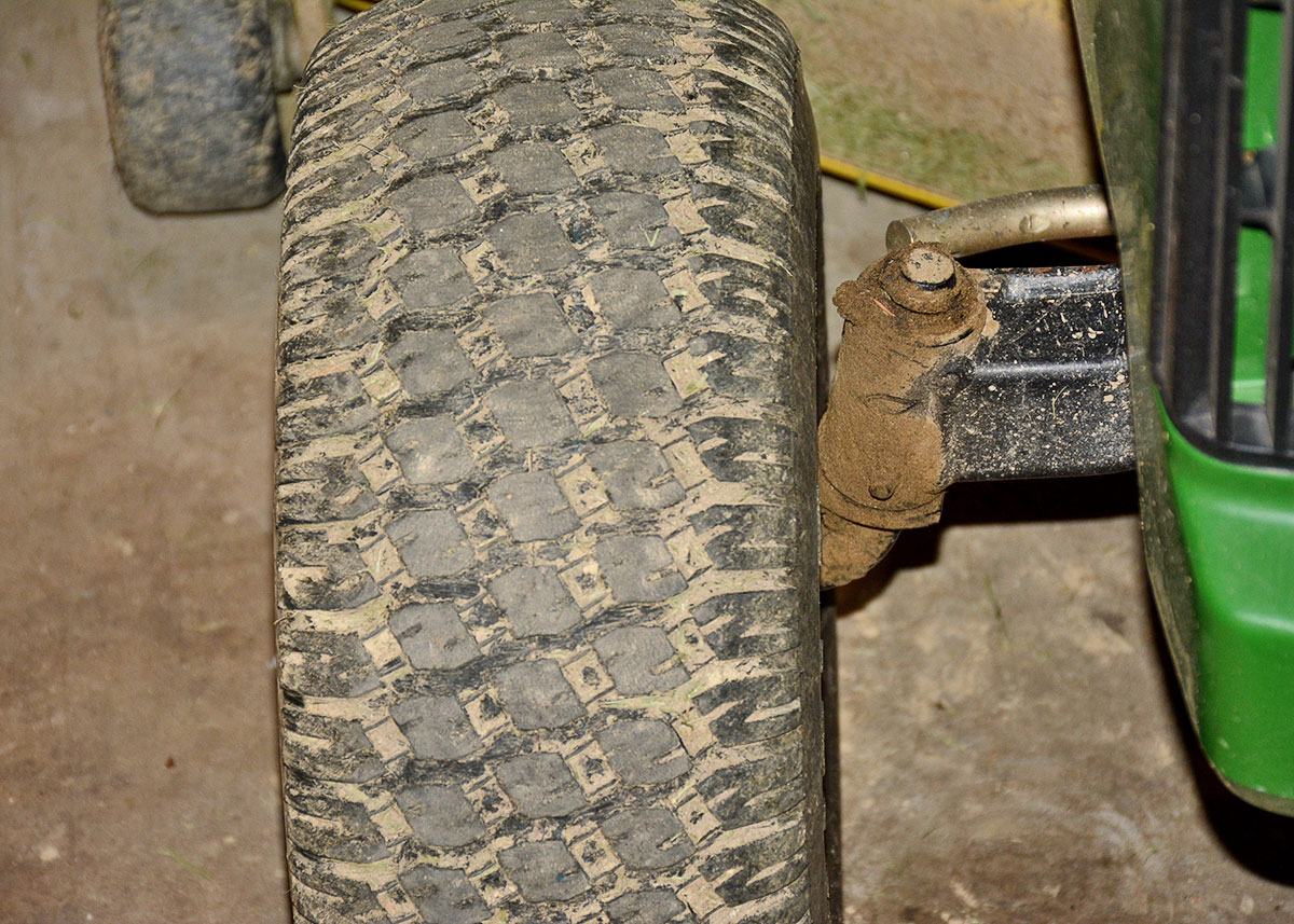 John Deere LX188 Riding Lawn Mower with Piranha 44" Mulching Deck