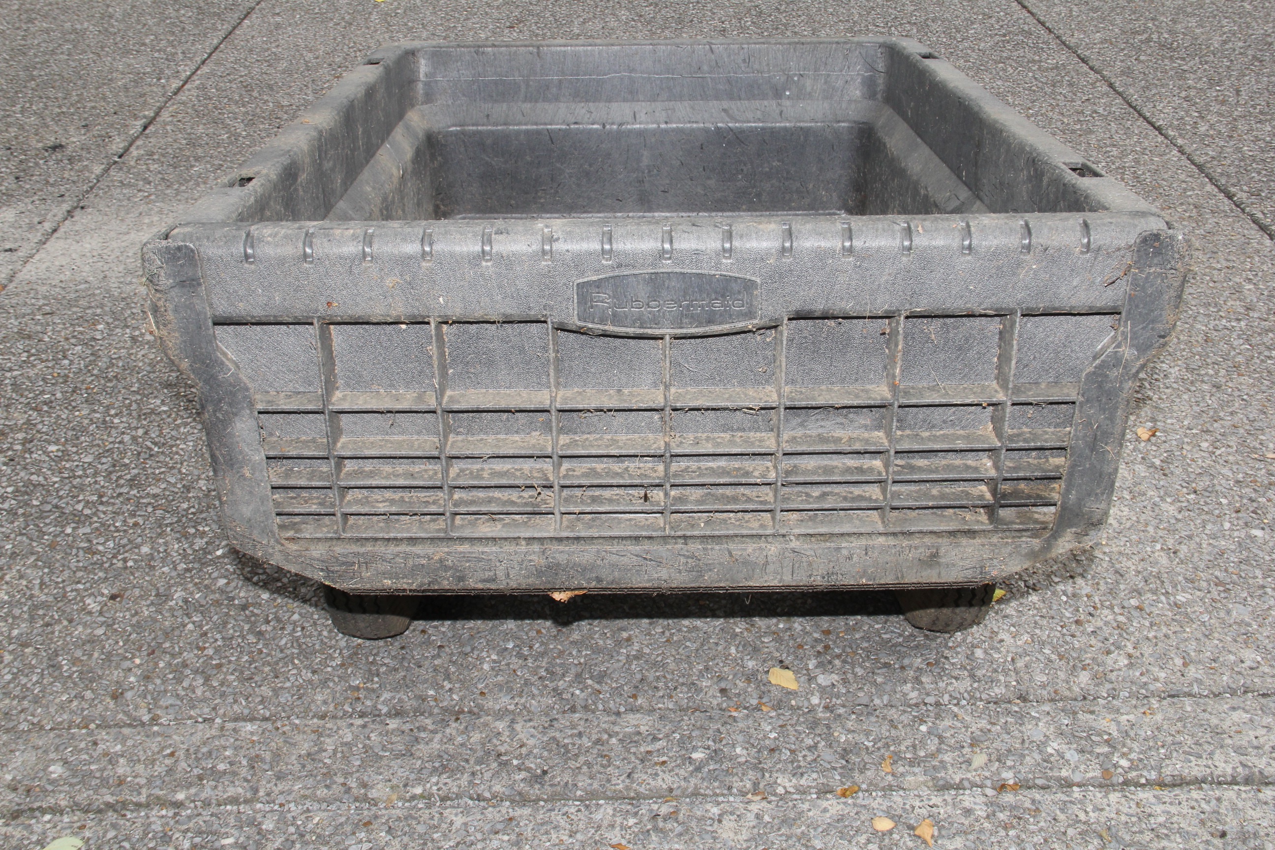 Outdoor Rubbermaid Dump Wagon