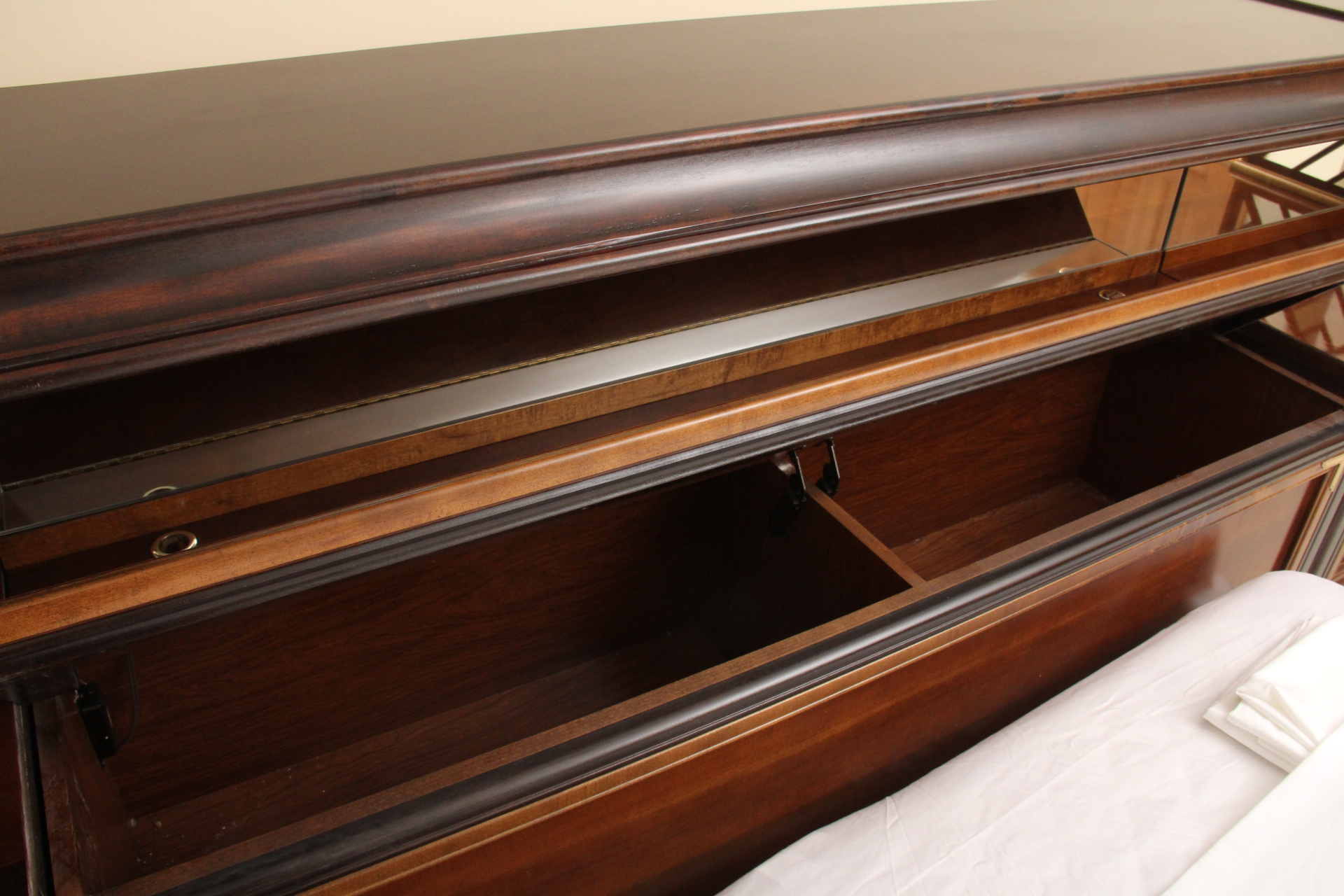 Broyhill "Premier Ming Dynasty" Queen Bed