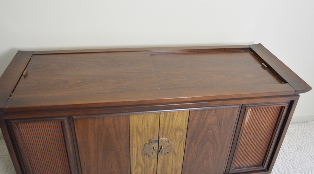 Magnavox Vintage Stereo Console With Asian Influenced Design
