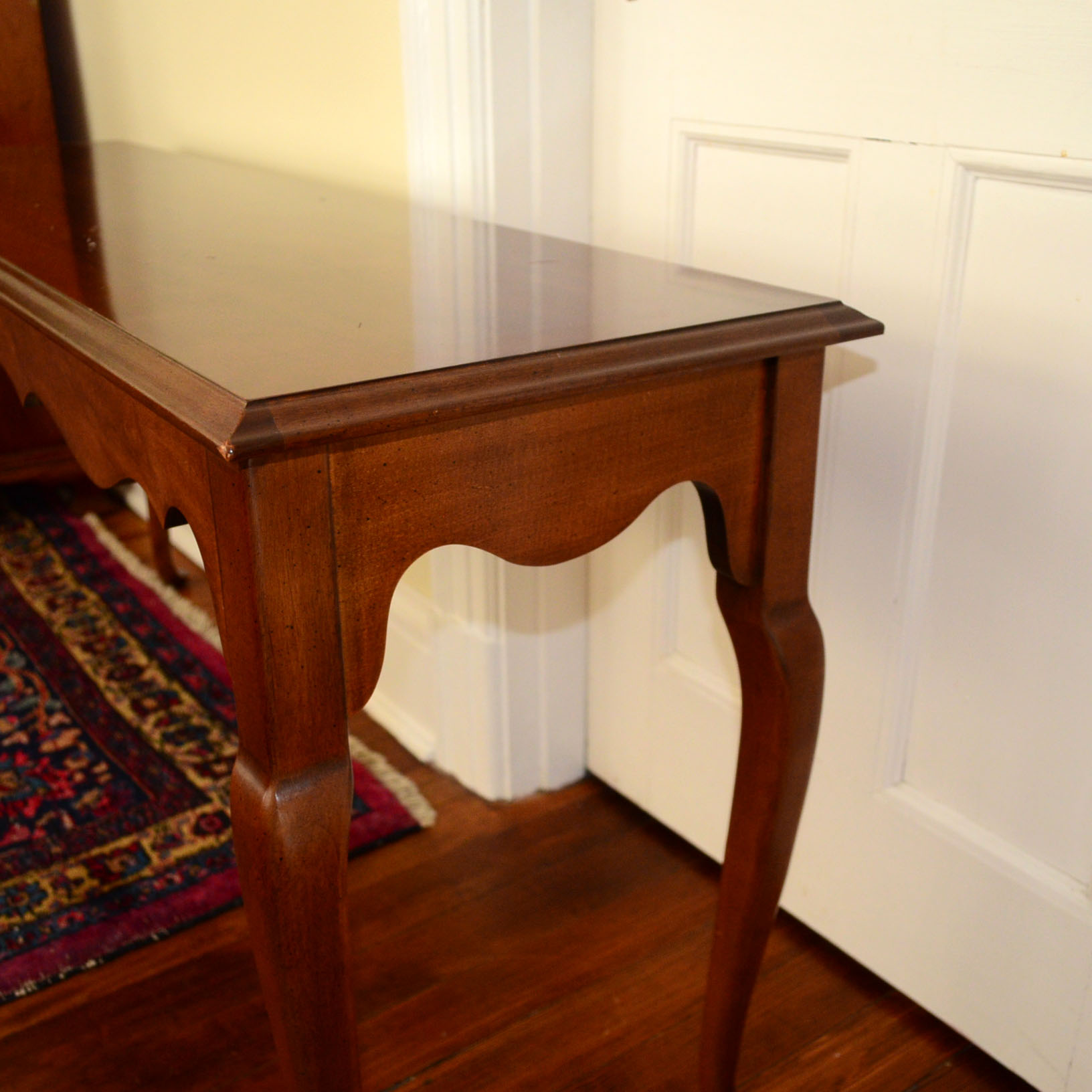 Lane Queen Anne Cherry Console Table