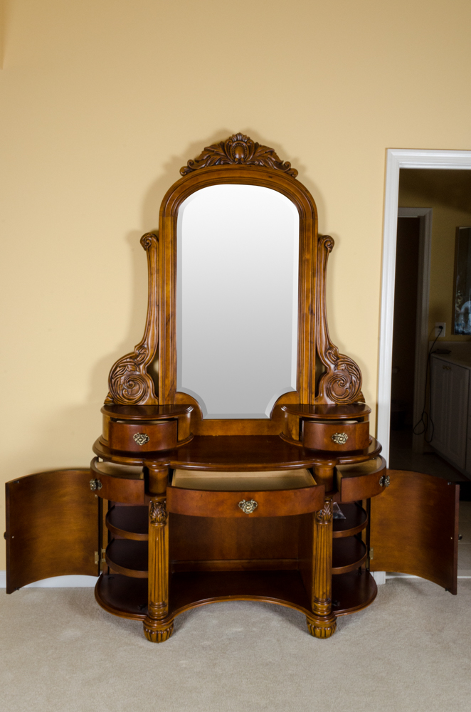 Pulaski Furniture Edwardian Vanity with Mirror