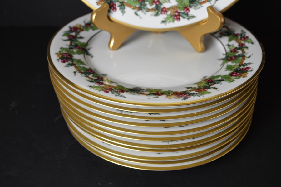 Twelve The Holly and the Ivy Royal Gallery Dinner Plates