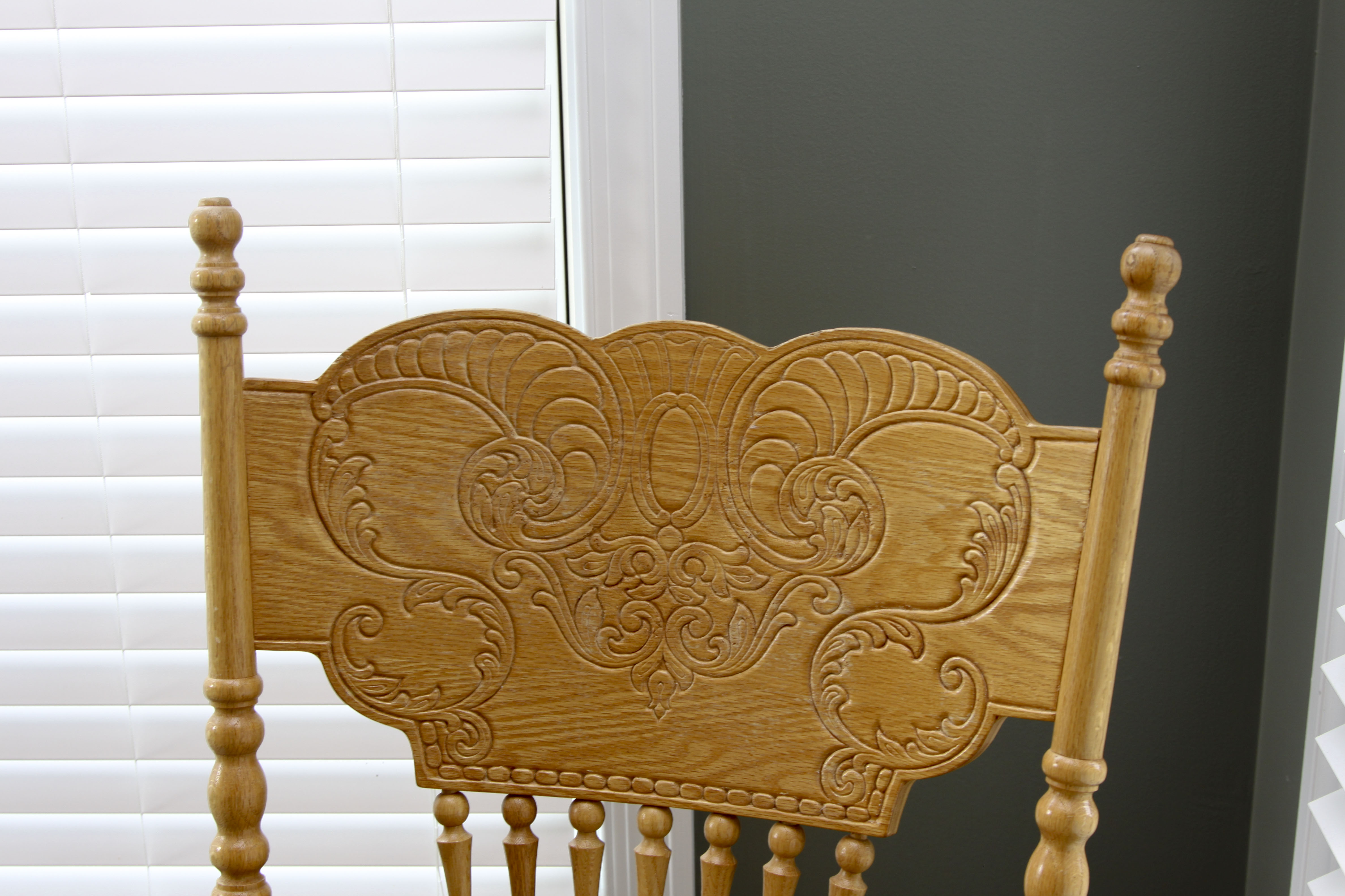 Oak Pedestal Dining Table and Six Chairs