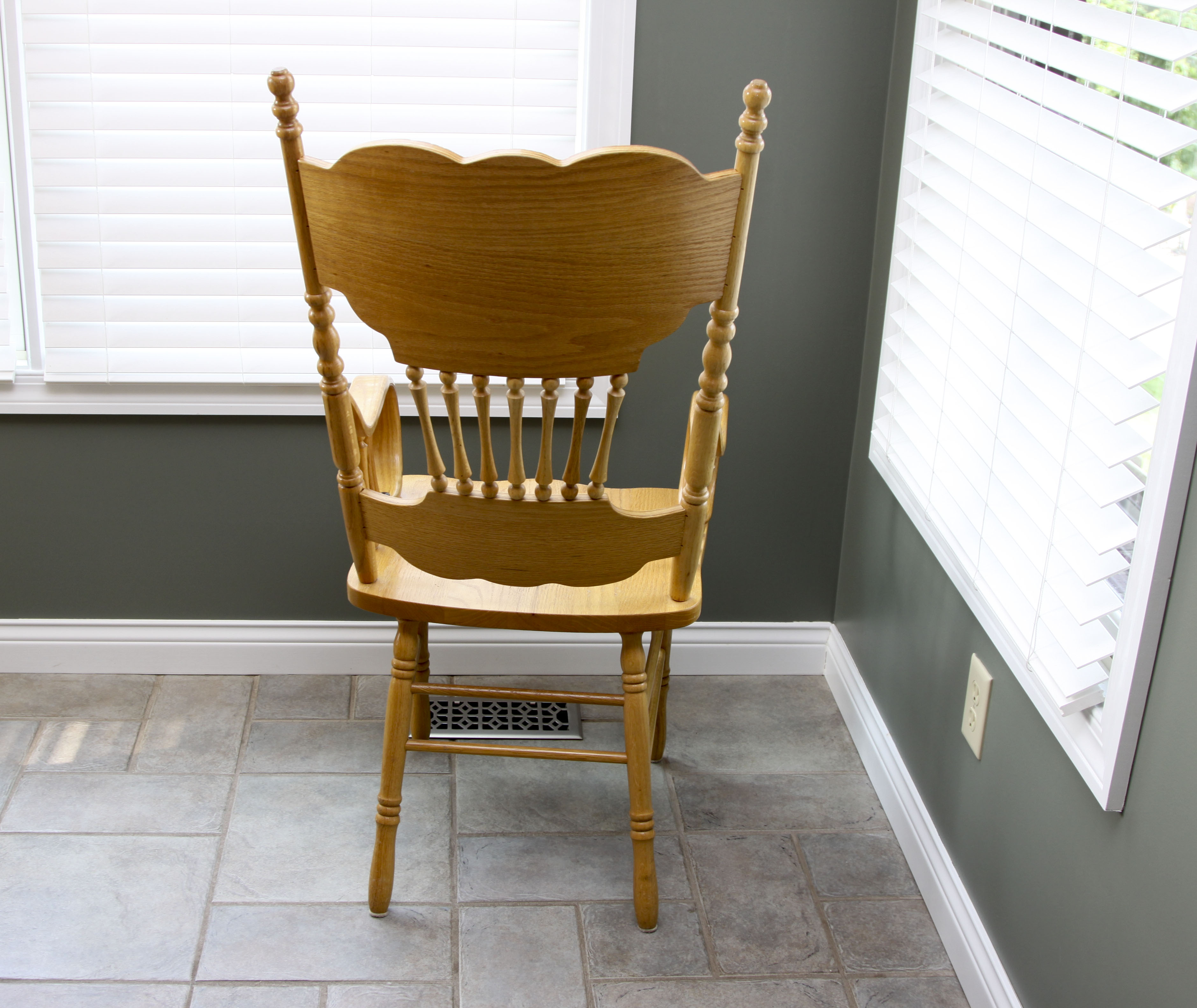 Oak Pedestal Dining Table and Six Chairs