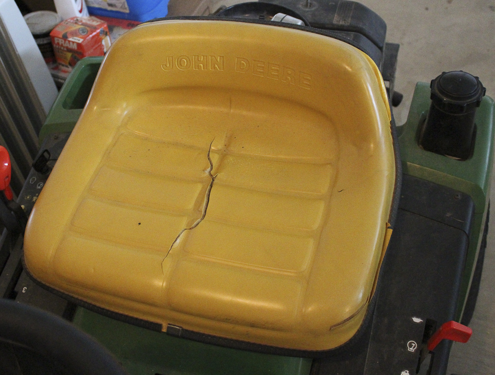 2002 John Deere GX85 13 HP Riding Lawn Mower