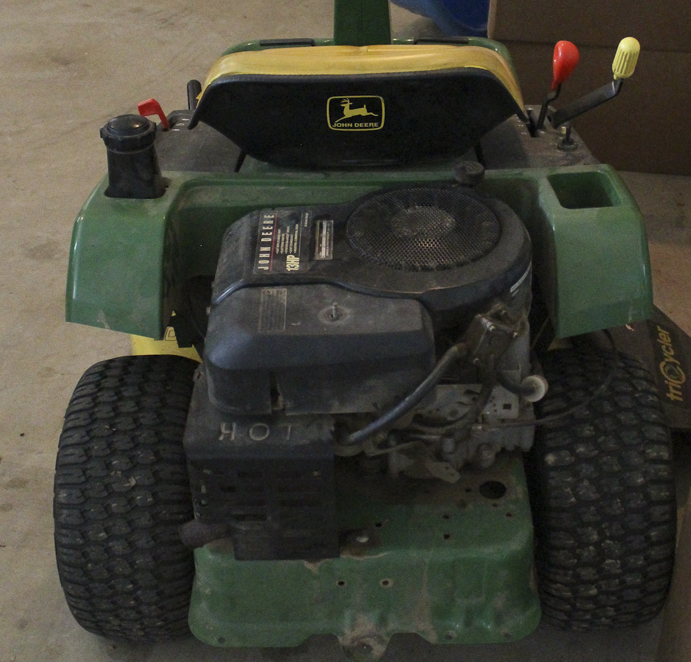 2002 John Deere GX85 13 HP Riding Lawn Mower