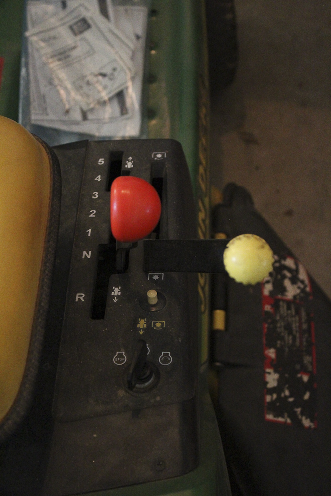 2002 John Deere GX85 13 HP Riding Lawn Mower