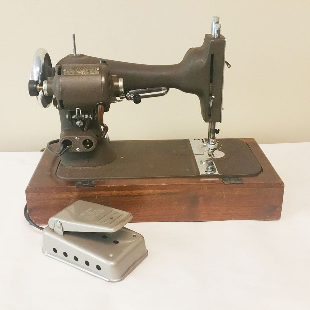 Vintage Singer Eldredge E Portable Sewing Machine