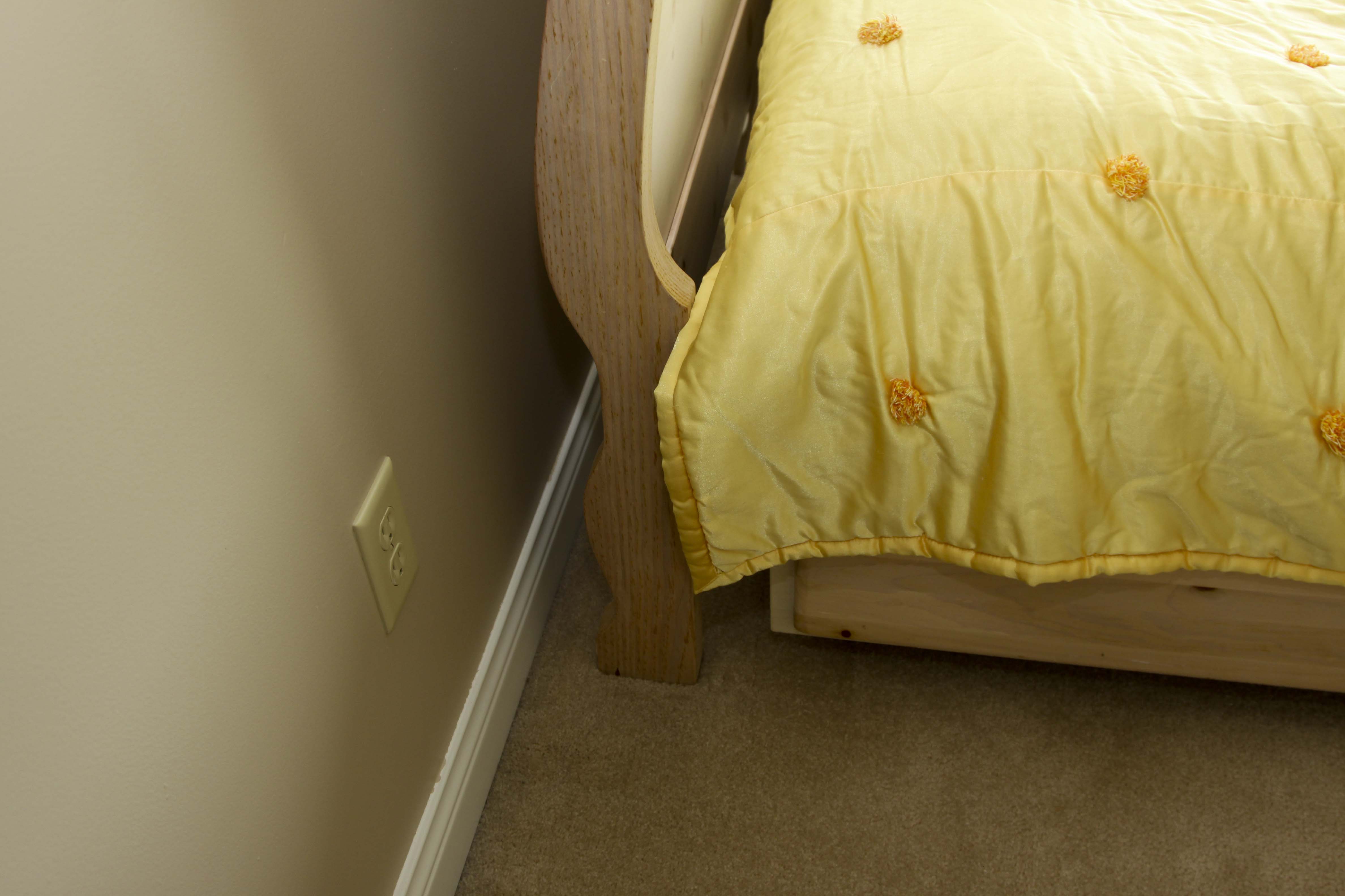 Knotty Pine Twin Sleigh Bed with Trundle