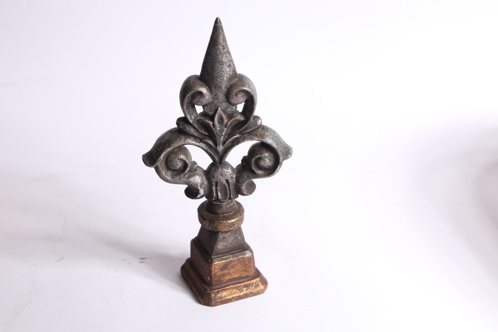 Collection of Metallic Home and Bath Décor