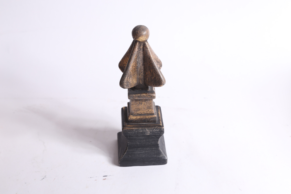 Collection of Metallic Home and Bath Décor