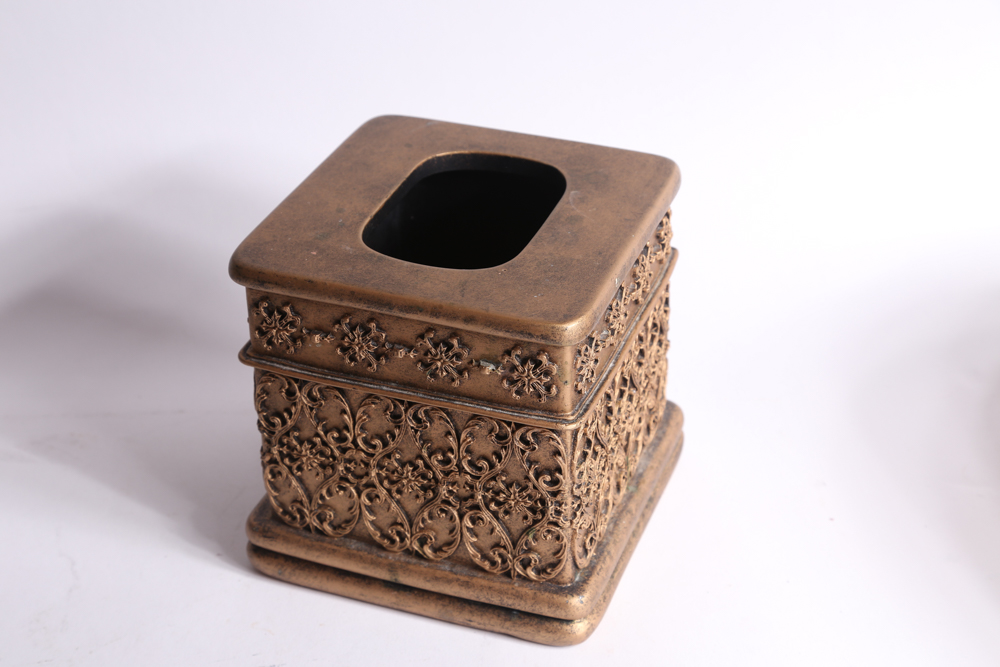 Collection of Metallic Home and Bath Décor