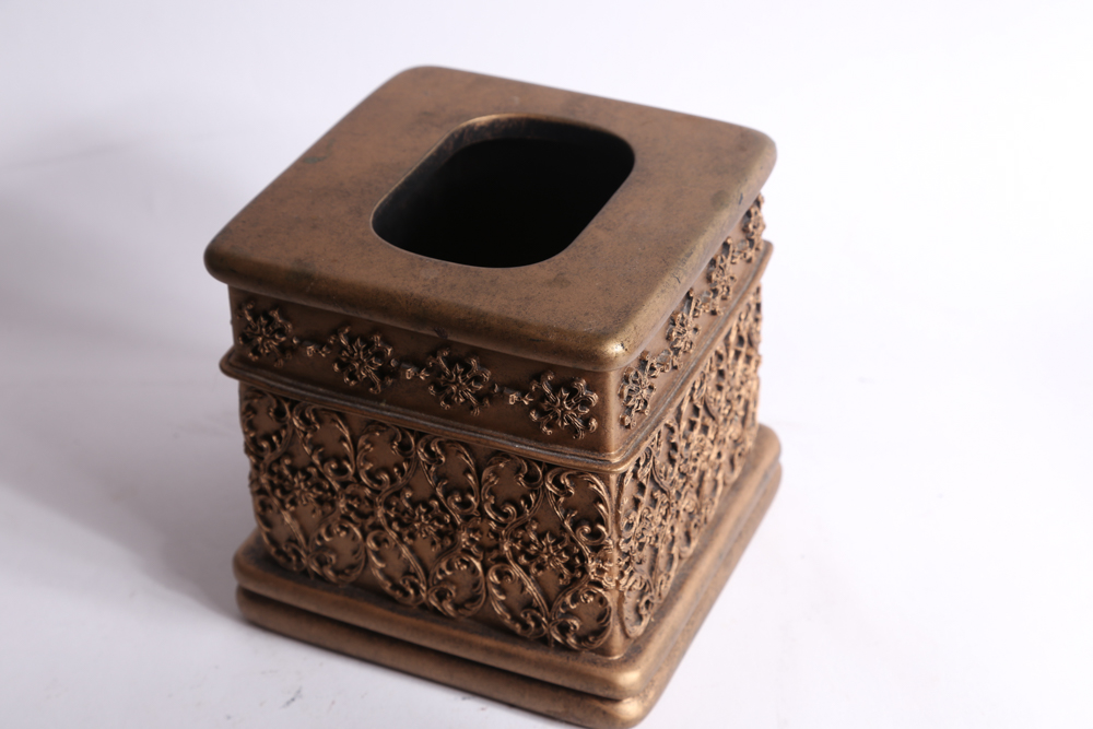 Collection of Metallic Home and Bath Décor