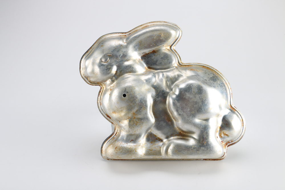 Vintage Ucagco Tableware with Aluminum Baking Mold Pans