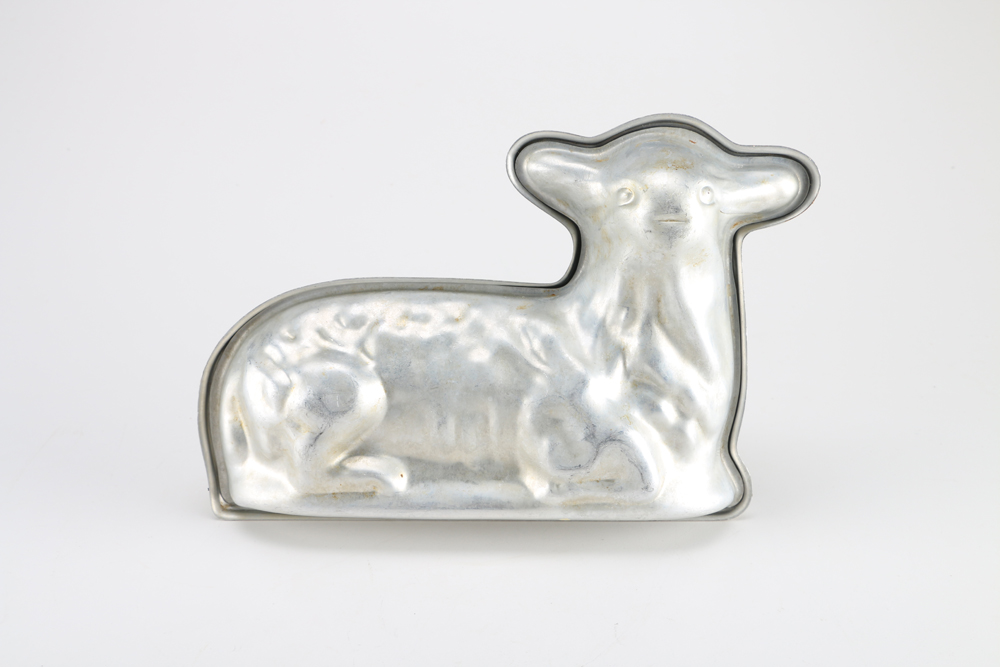 Vintage Ucagco Tableware with Aluminum Baking Mold Pans