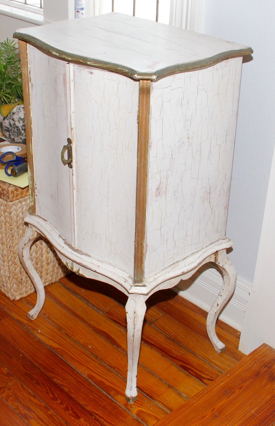White Wood Cabinet