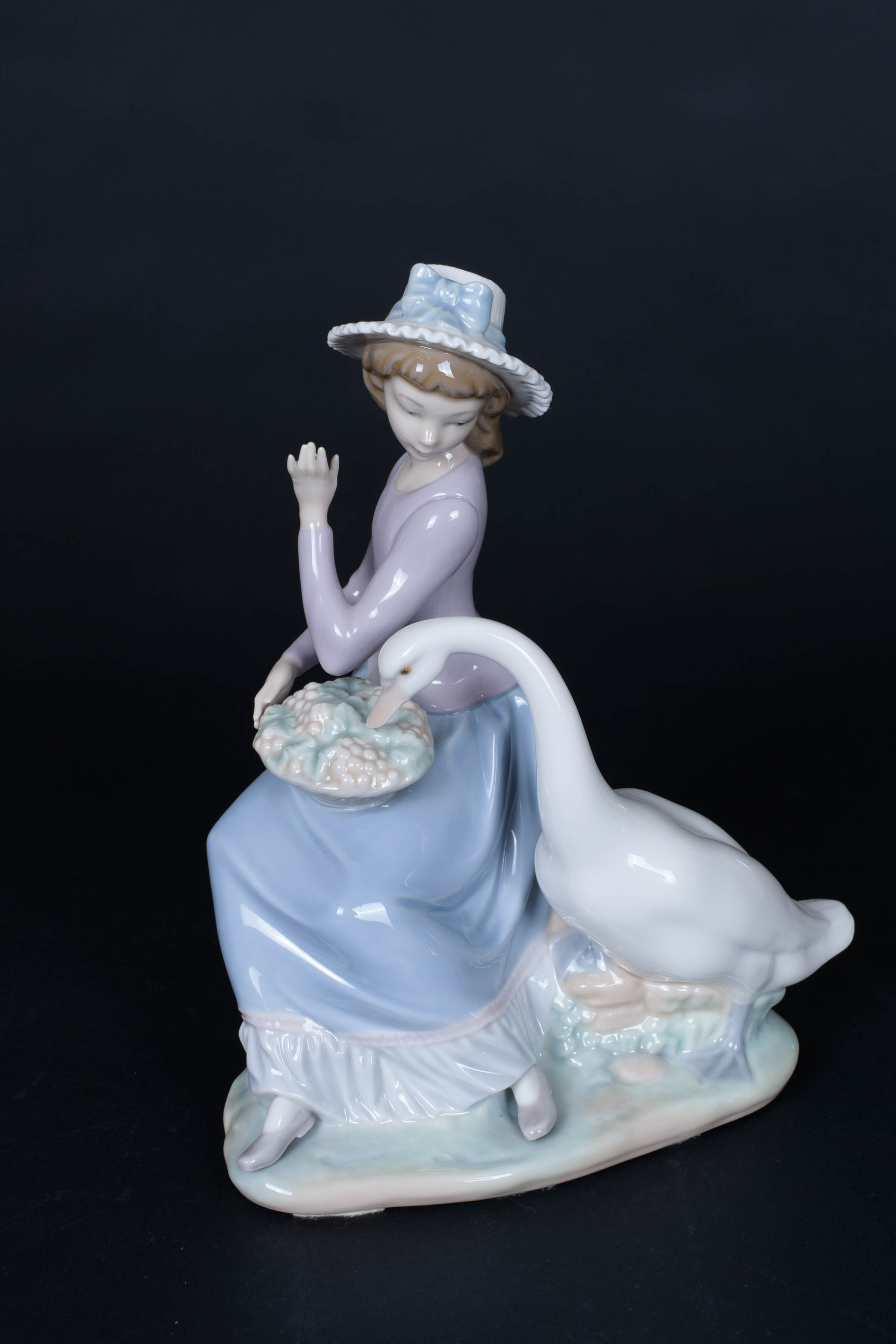 LLadro "Goose Trying to Eat" Figurine