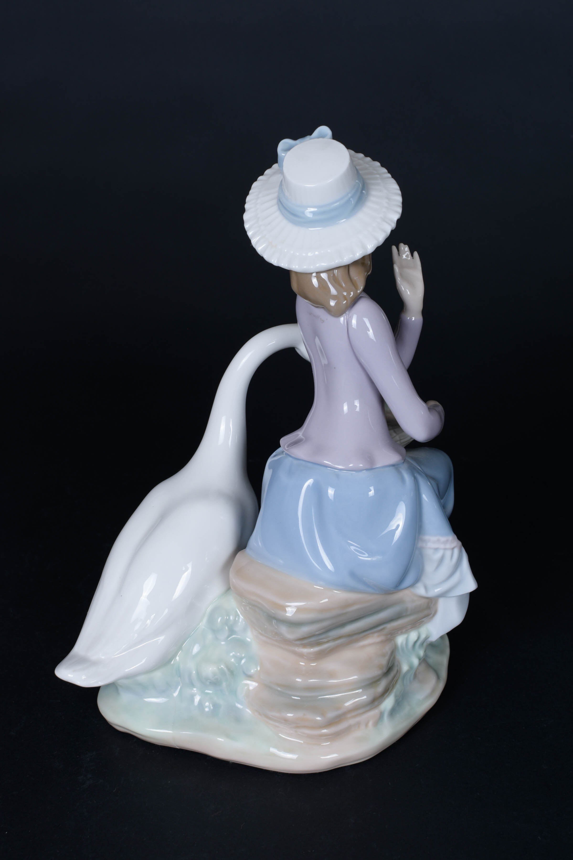 LLadro "Goose Trying to Eat" Figurine