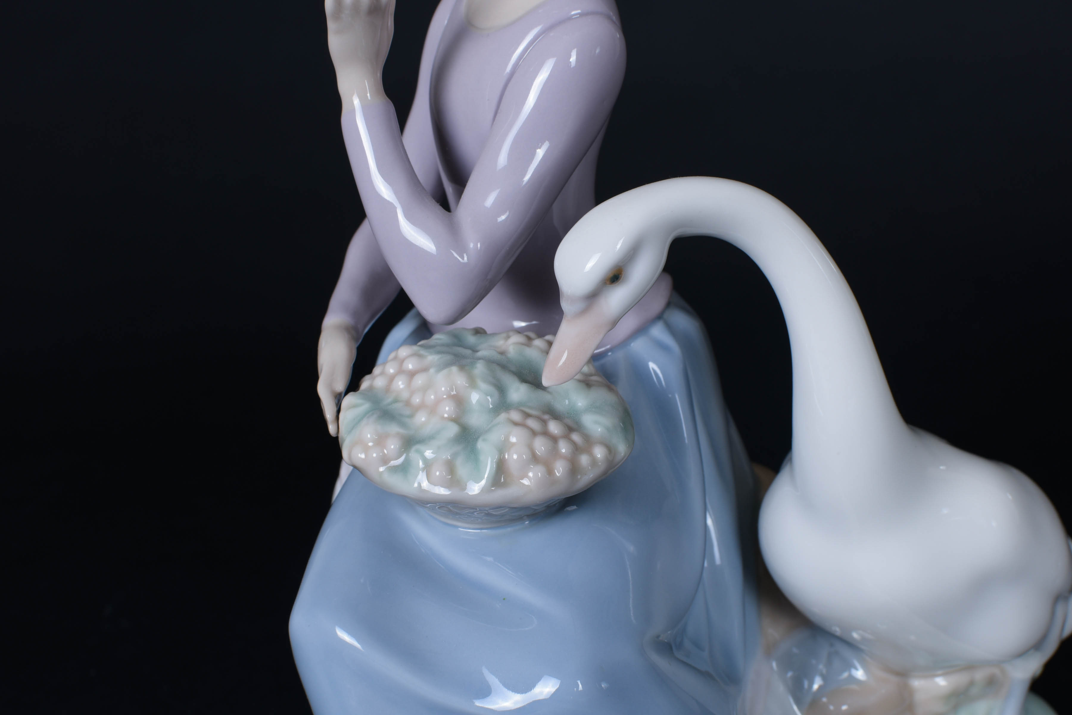 LLadro "Goose Trying to Eat" Figurine