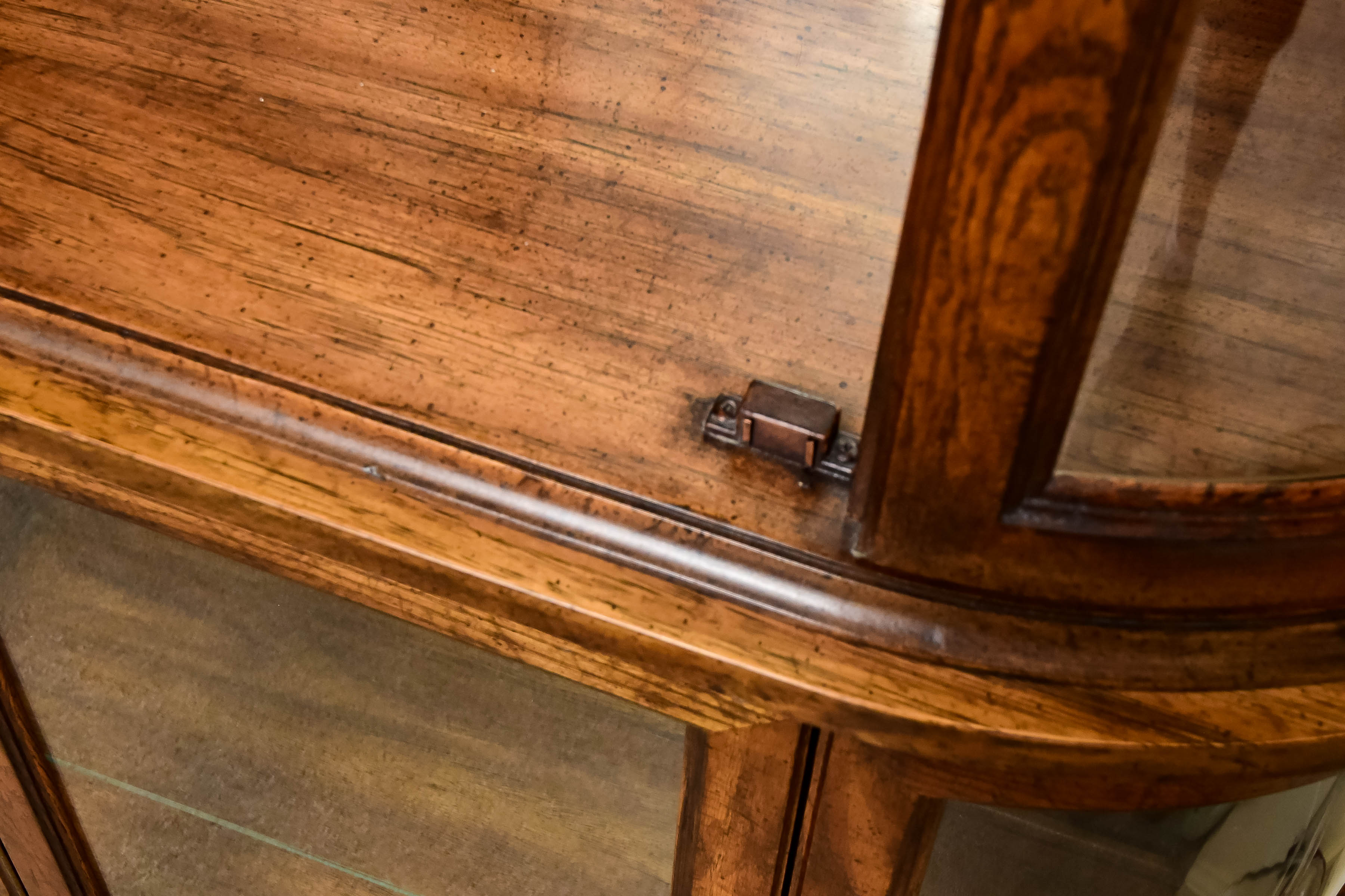 Lighted Vitrine Cabinet