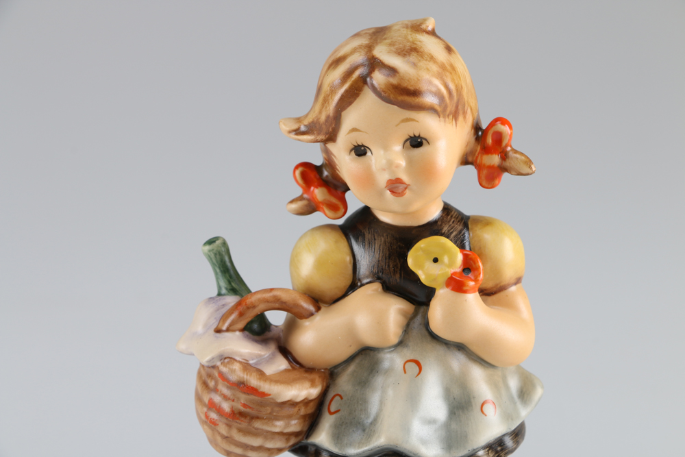 Hummel Kleine Besucherin "Little Visitor"