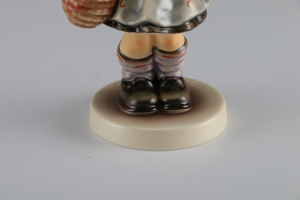 Hummel Kleine Besucherin "Little Visitor"