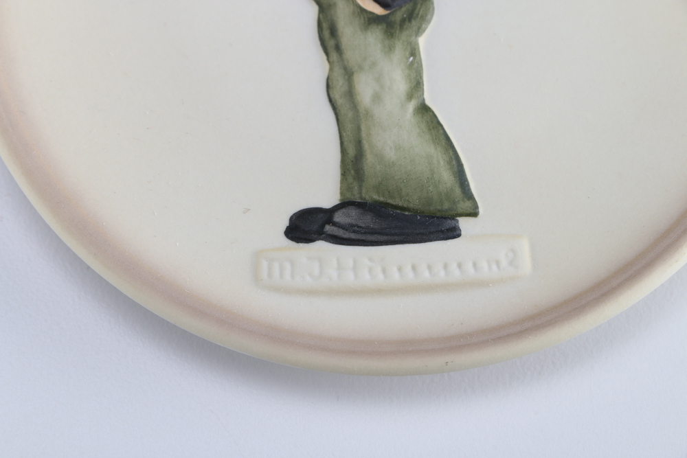 Two Hummel 1986 Plate "Soloist"