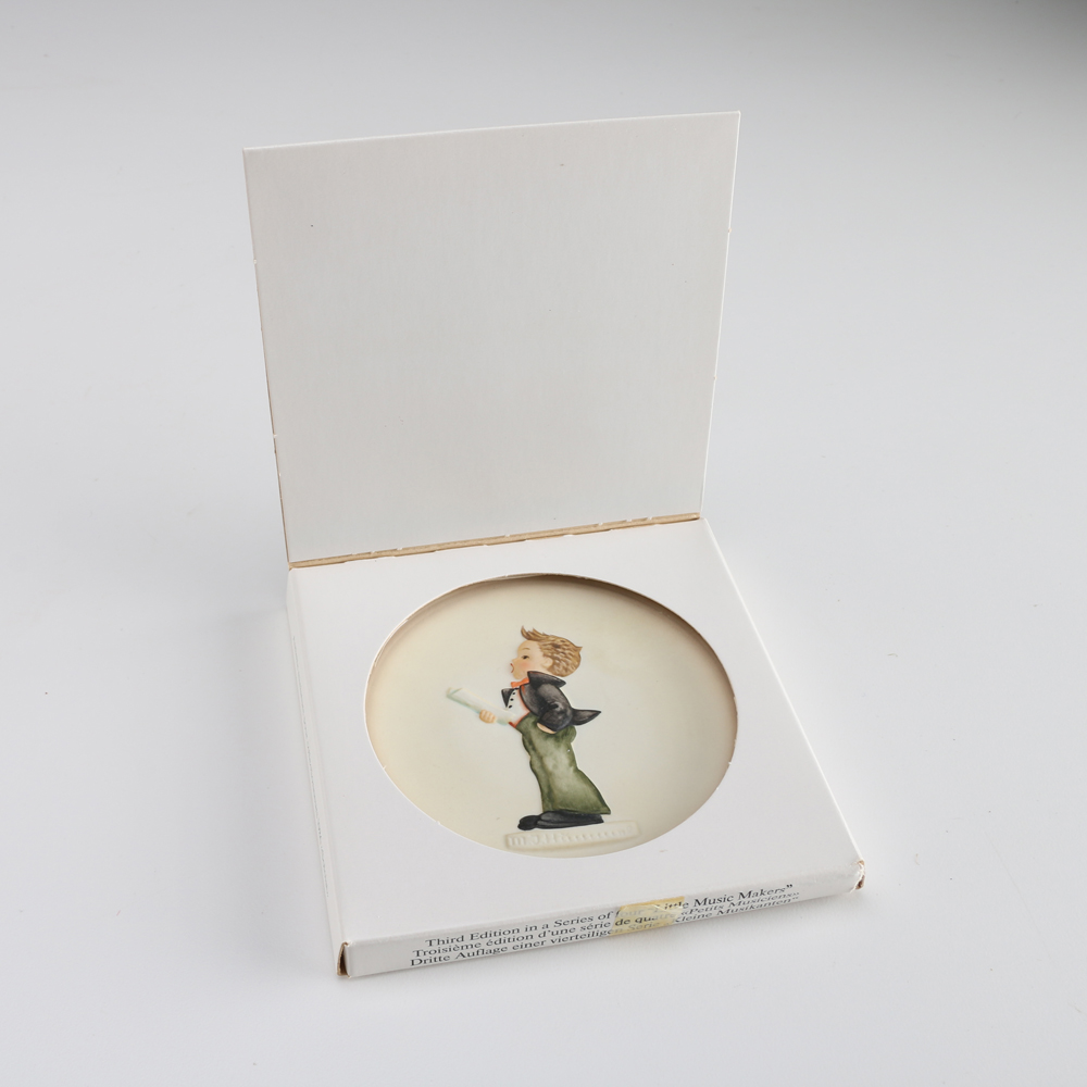 Two Hummel 1986 Plate "Soloist"