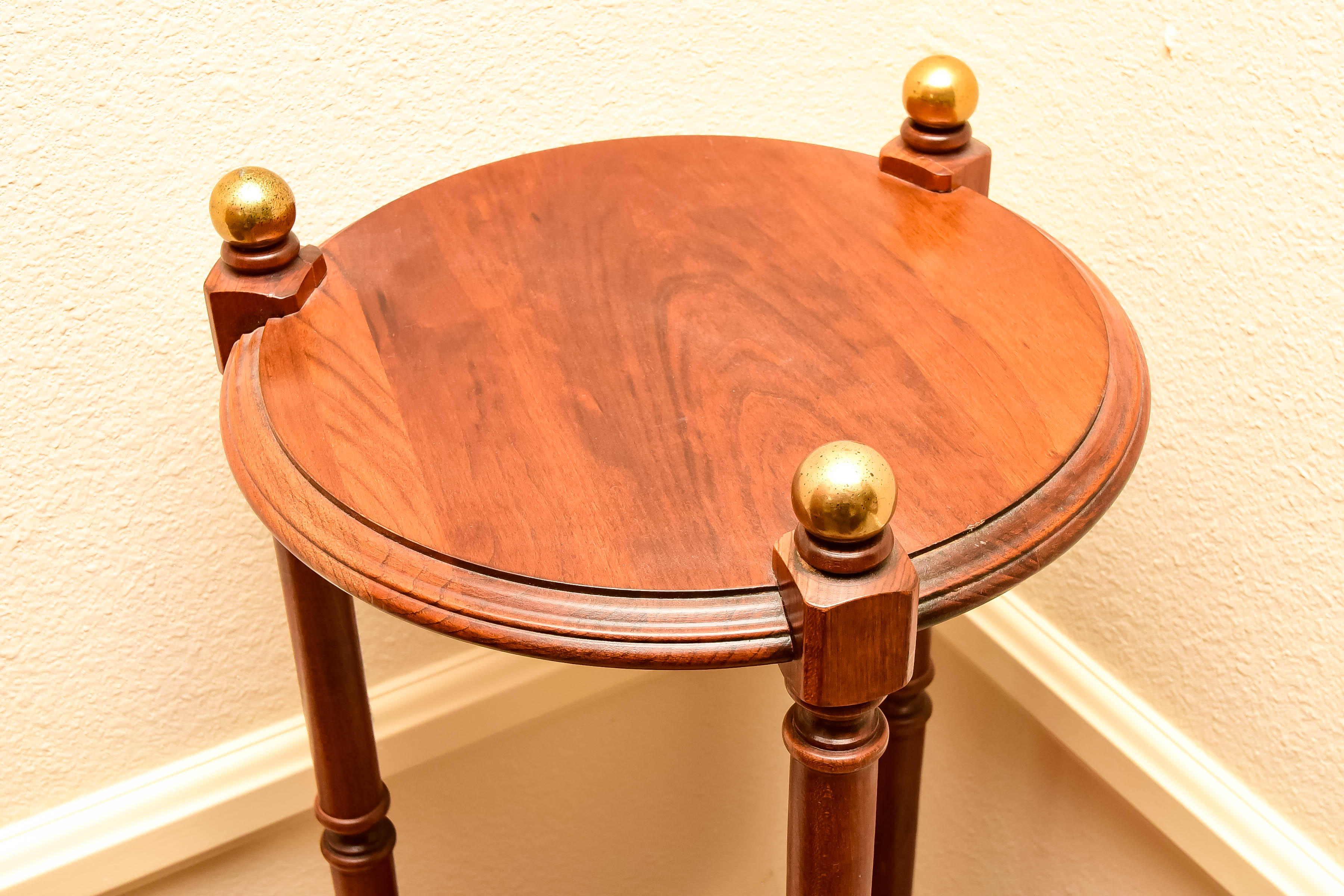 Kling Colonial Display Stand