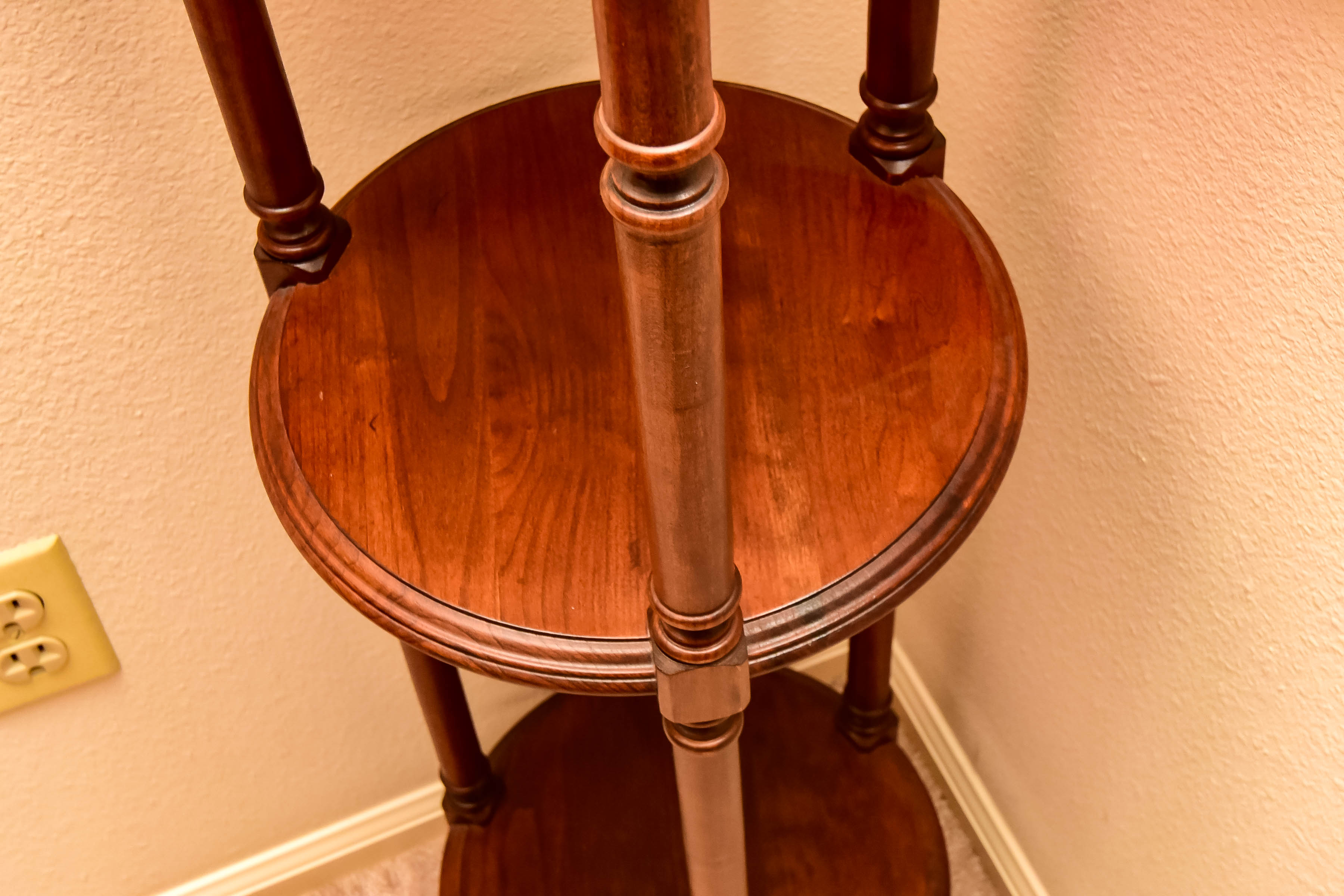 Kling Colonial Display Stand