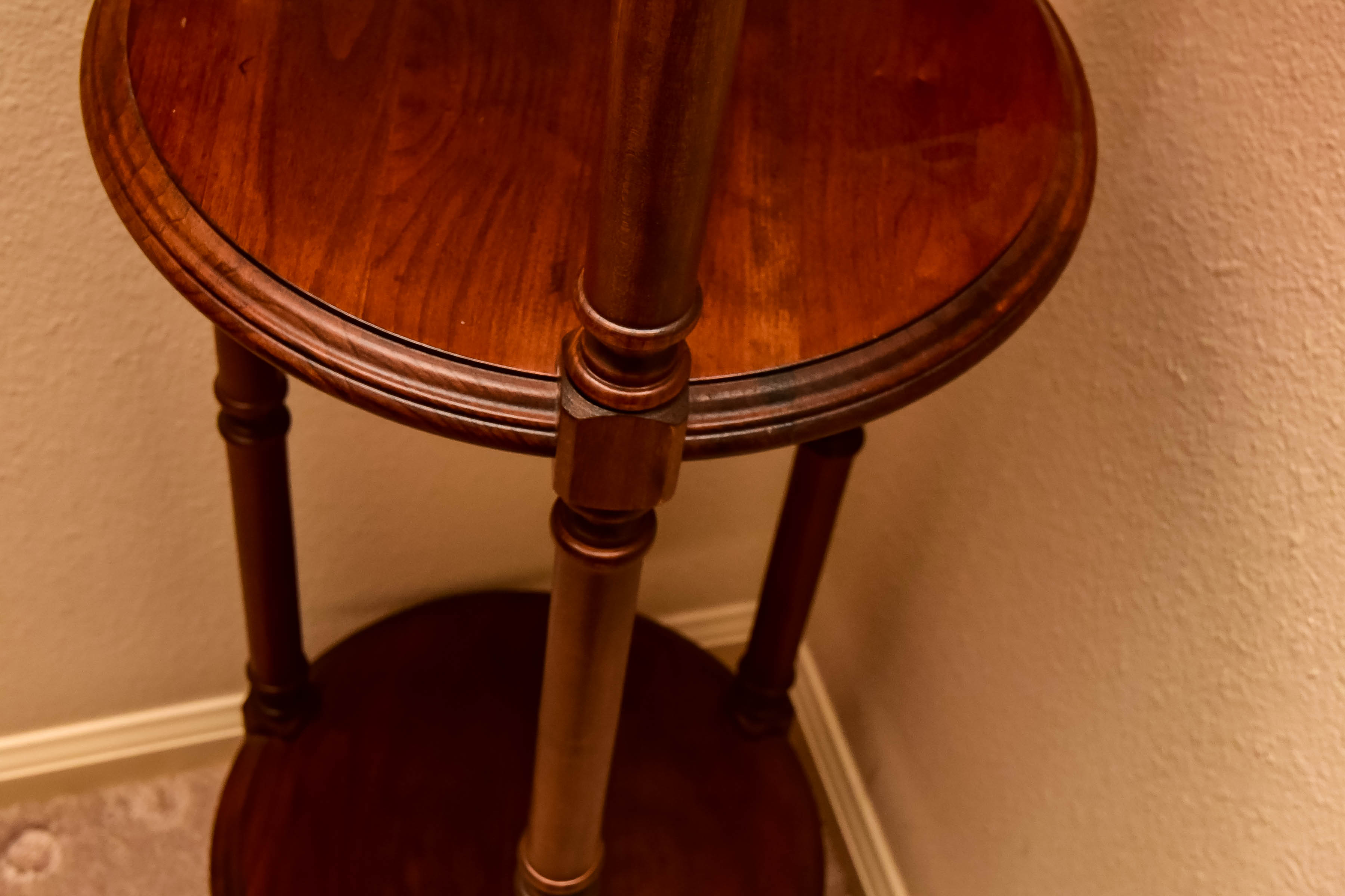 Kling Colonial Display Stand