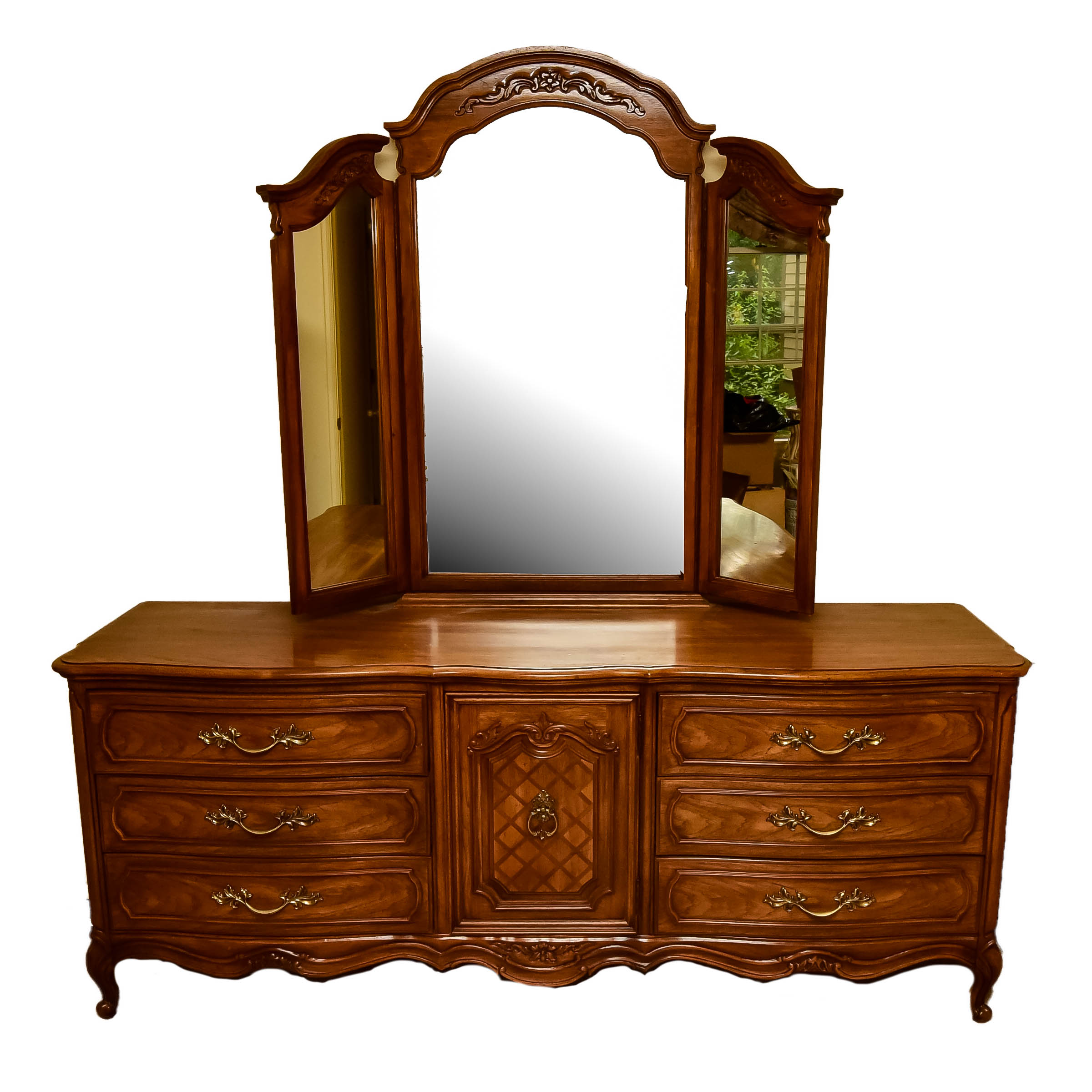 Thomasville Dresser with Tripartite Mirror