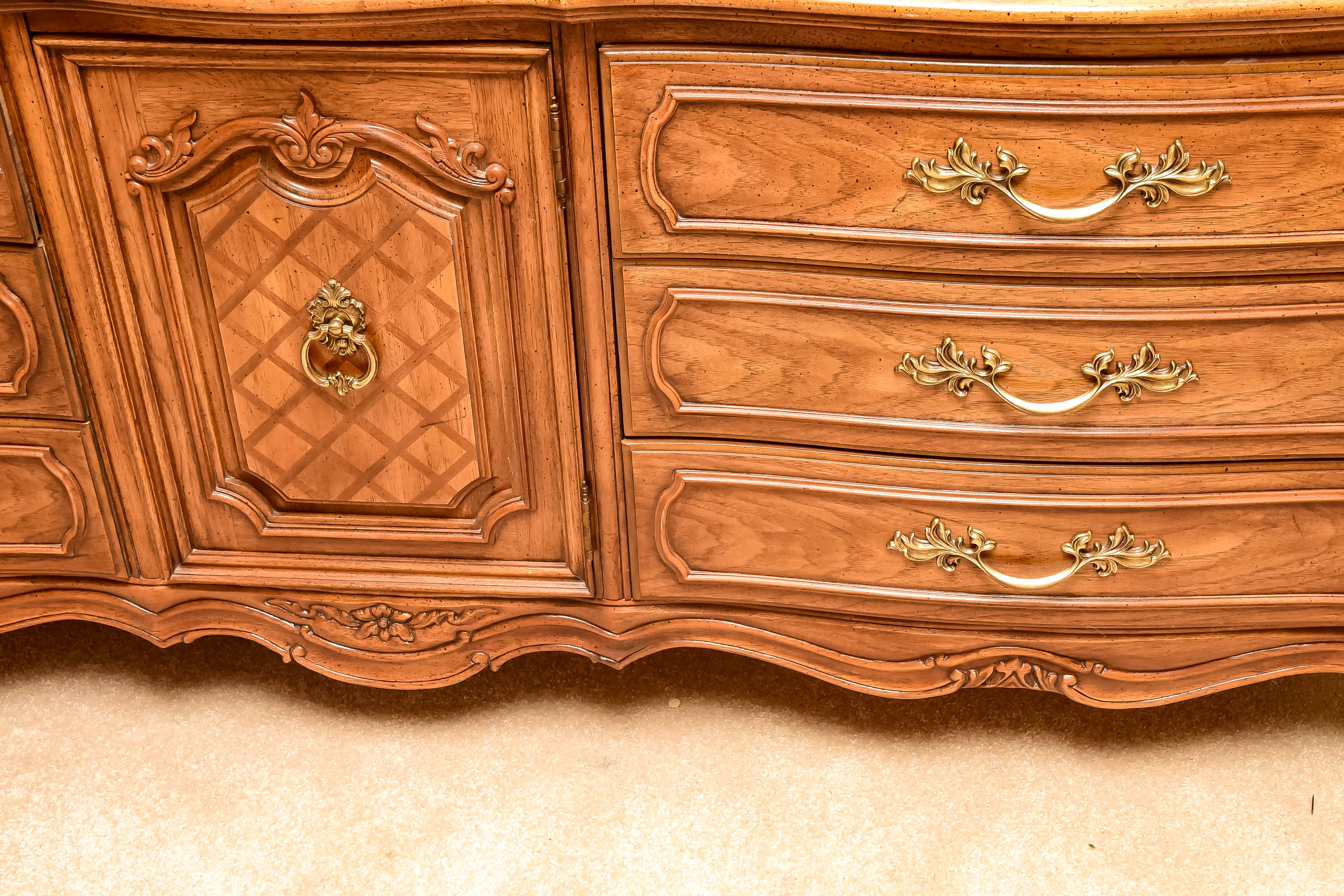 Thomasville Dresser with Tripartite Mirror