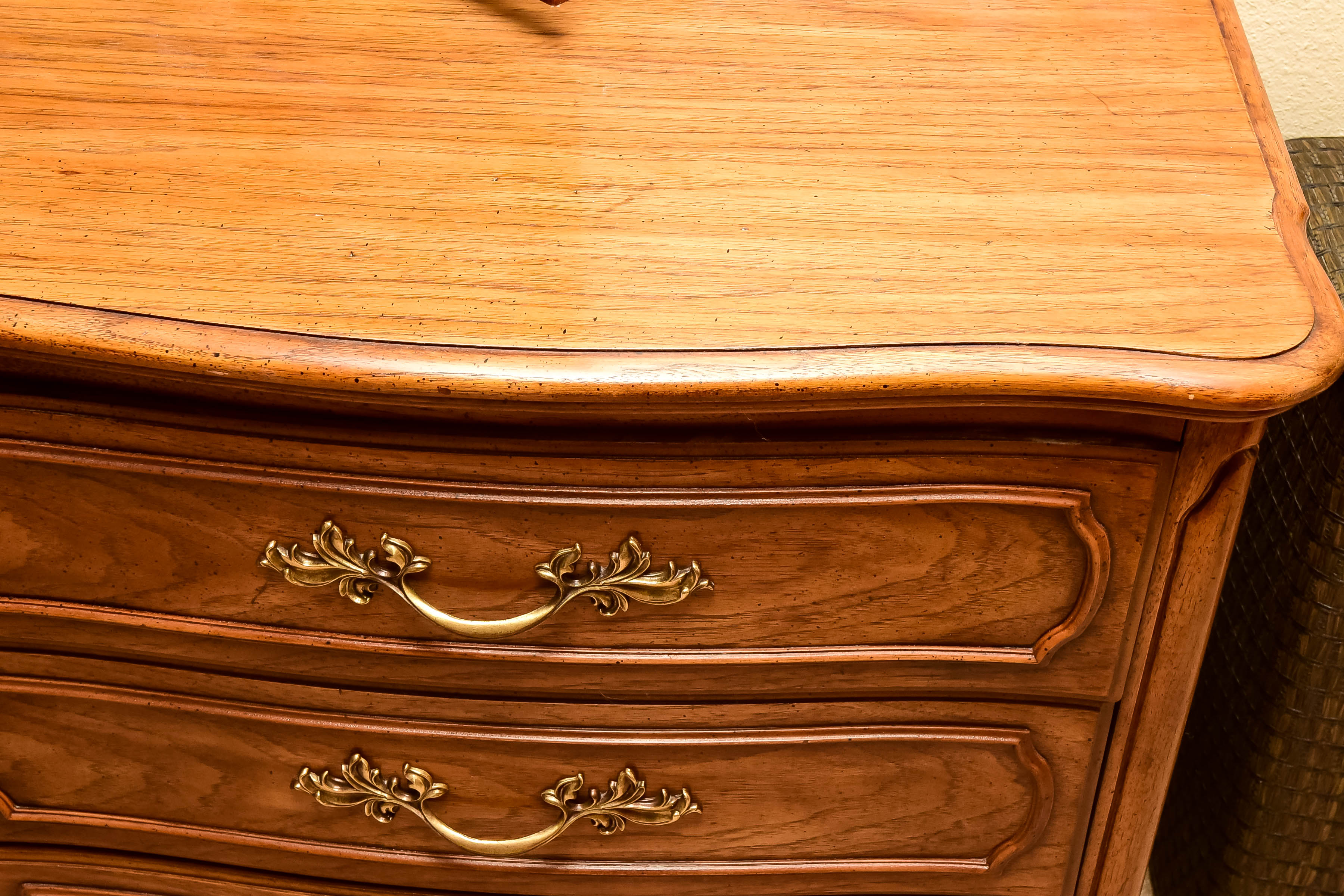 Thomasville Dresser with Tripartite Mirror