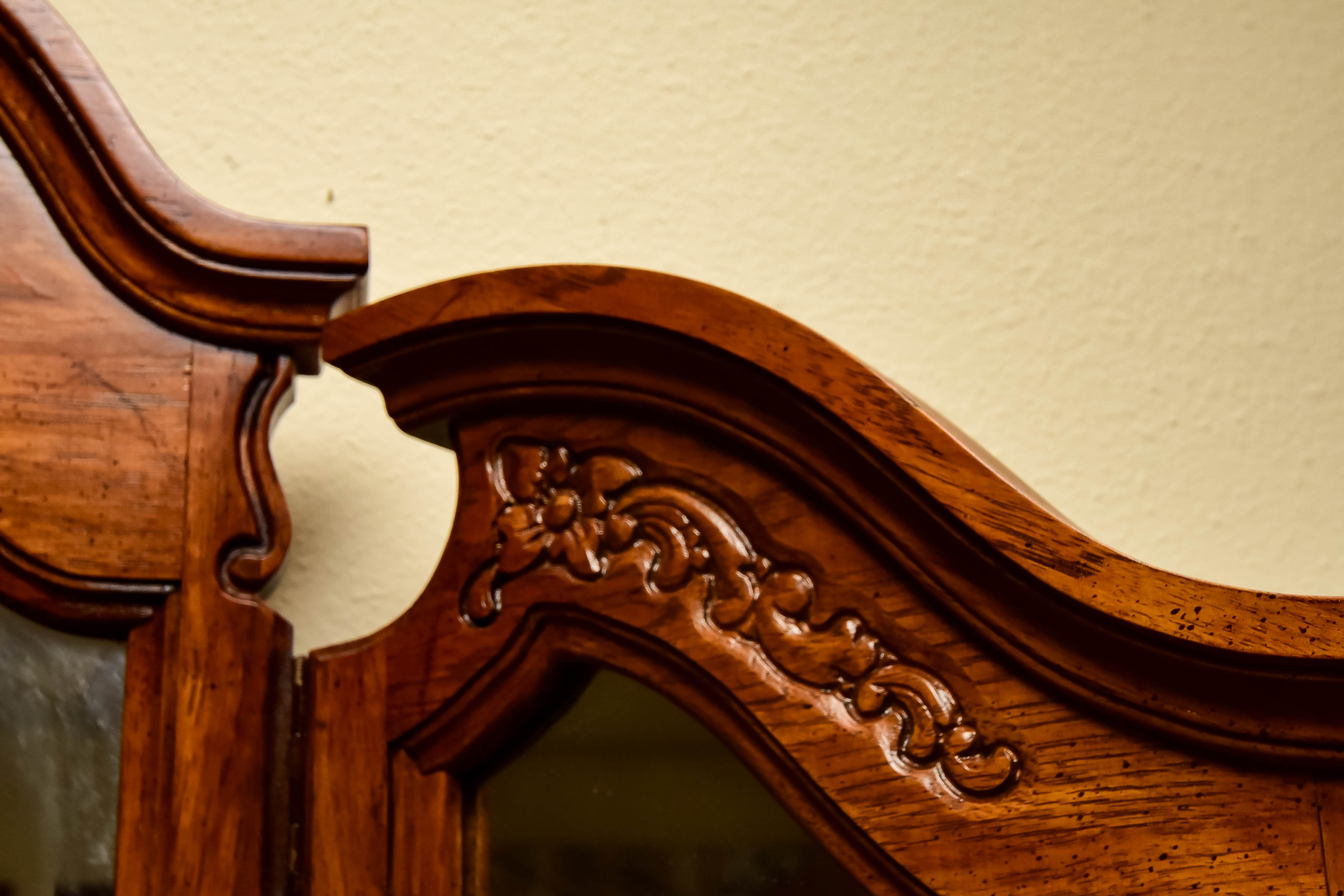 Thomasville Dresser with Tripartite Mirror