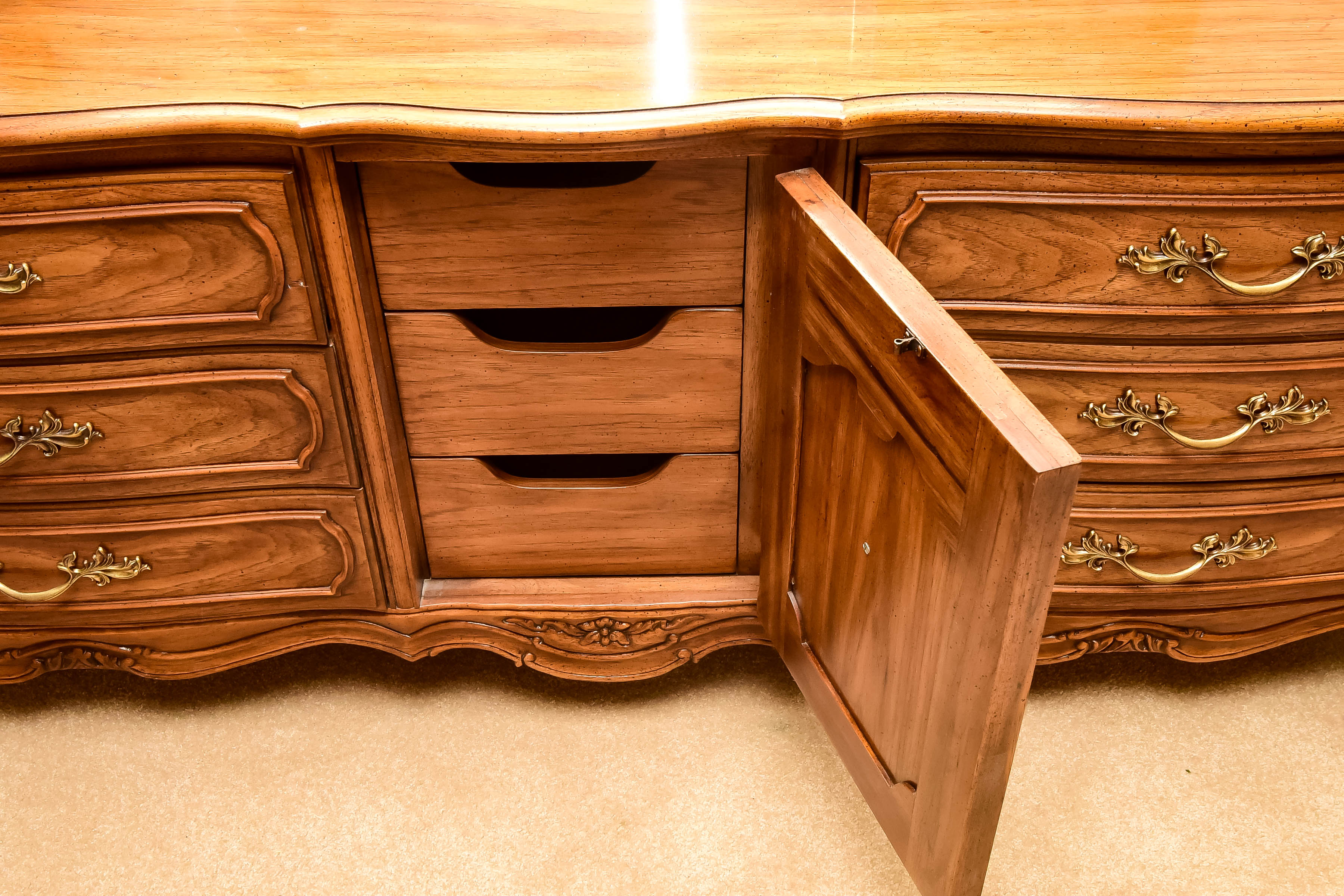 Thomasville Dresser with Tripartite Mirror