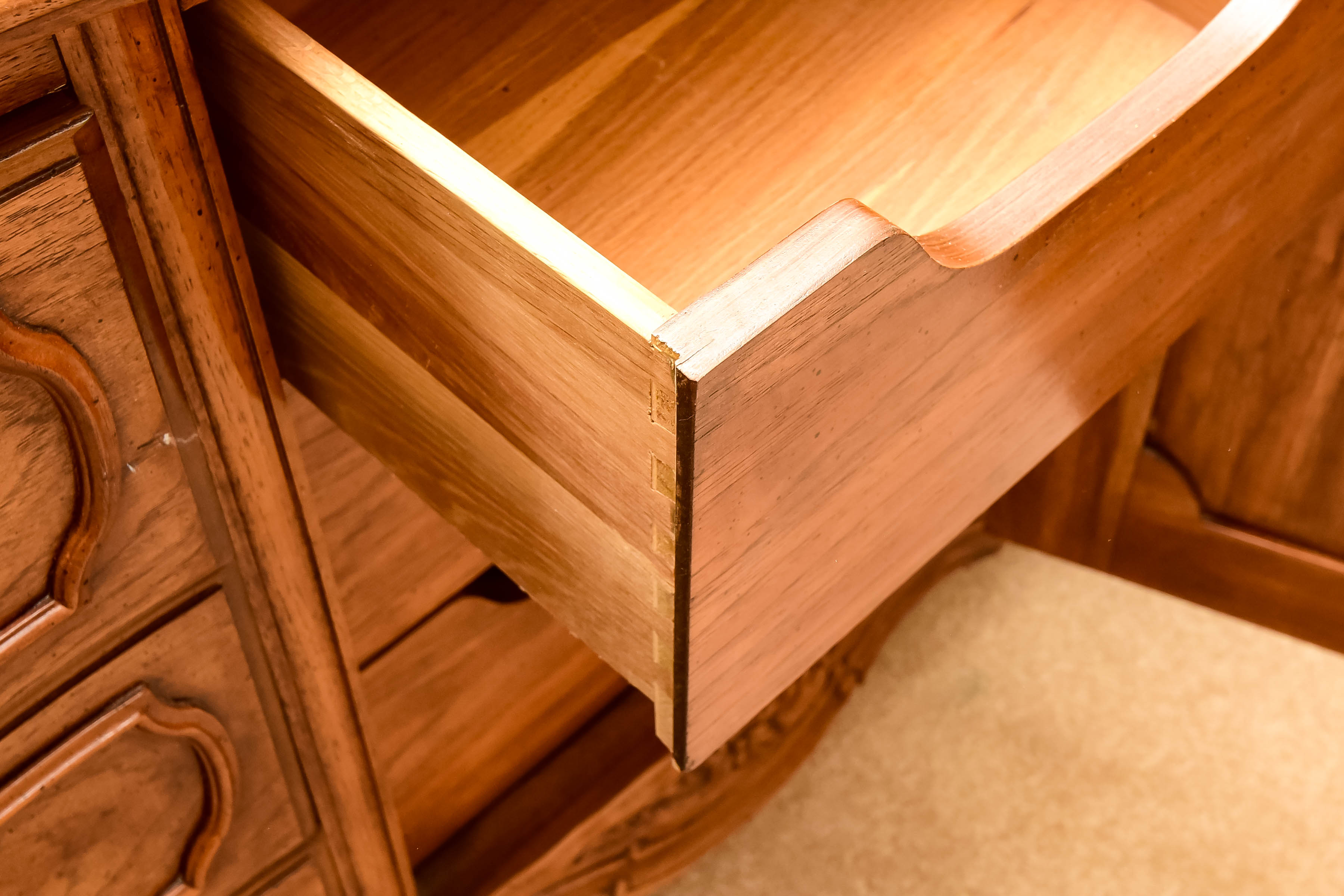 Thomasville Dresser with Tripartite Mirror